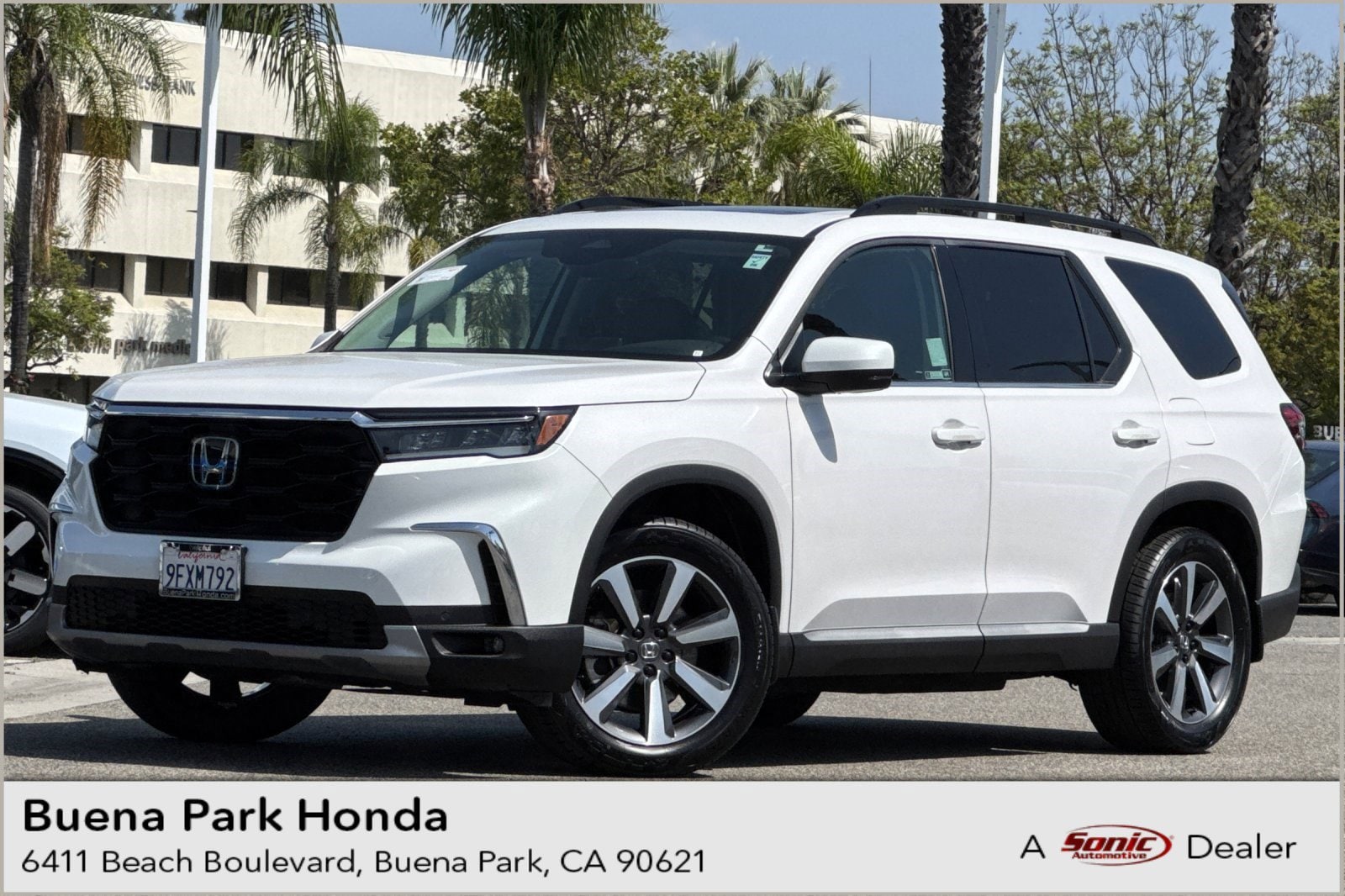 2023 Honda Pilot Touring 2WD's photo
