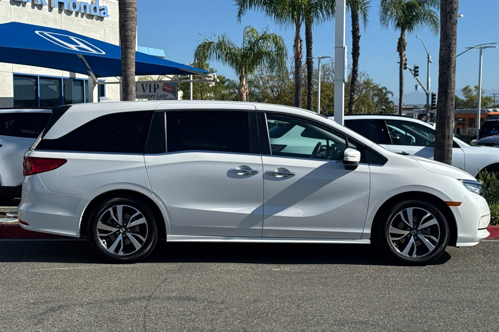 2023 Honda Odyssey Touring photo 6