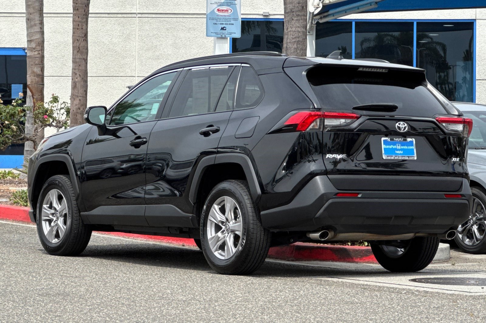 2023 Toyota RAV4 XLE photo 3