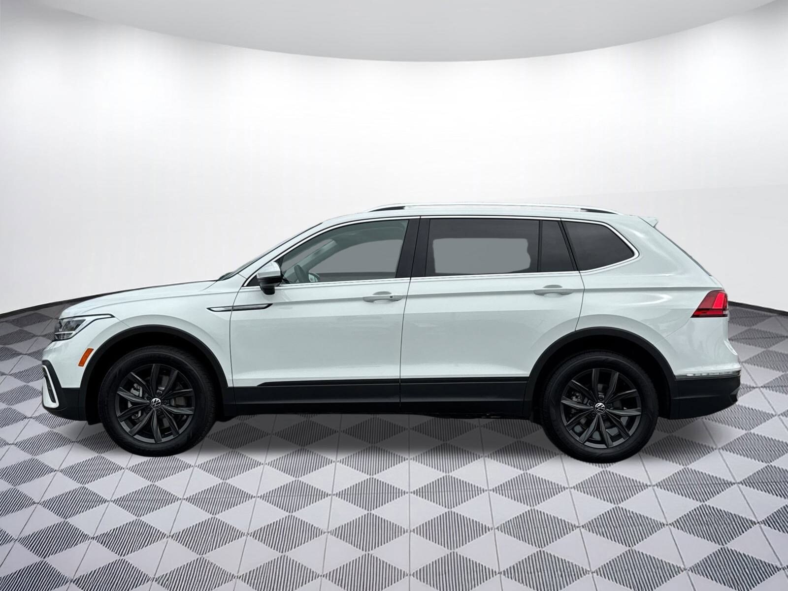 2024 Volkswagen Tiguan SE Wolfsburg Edition photo 2