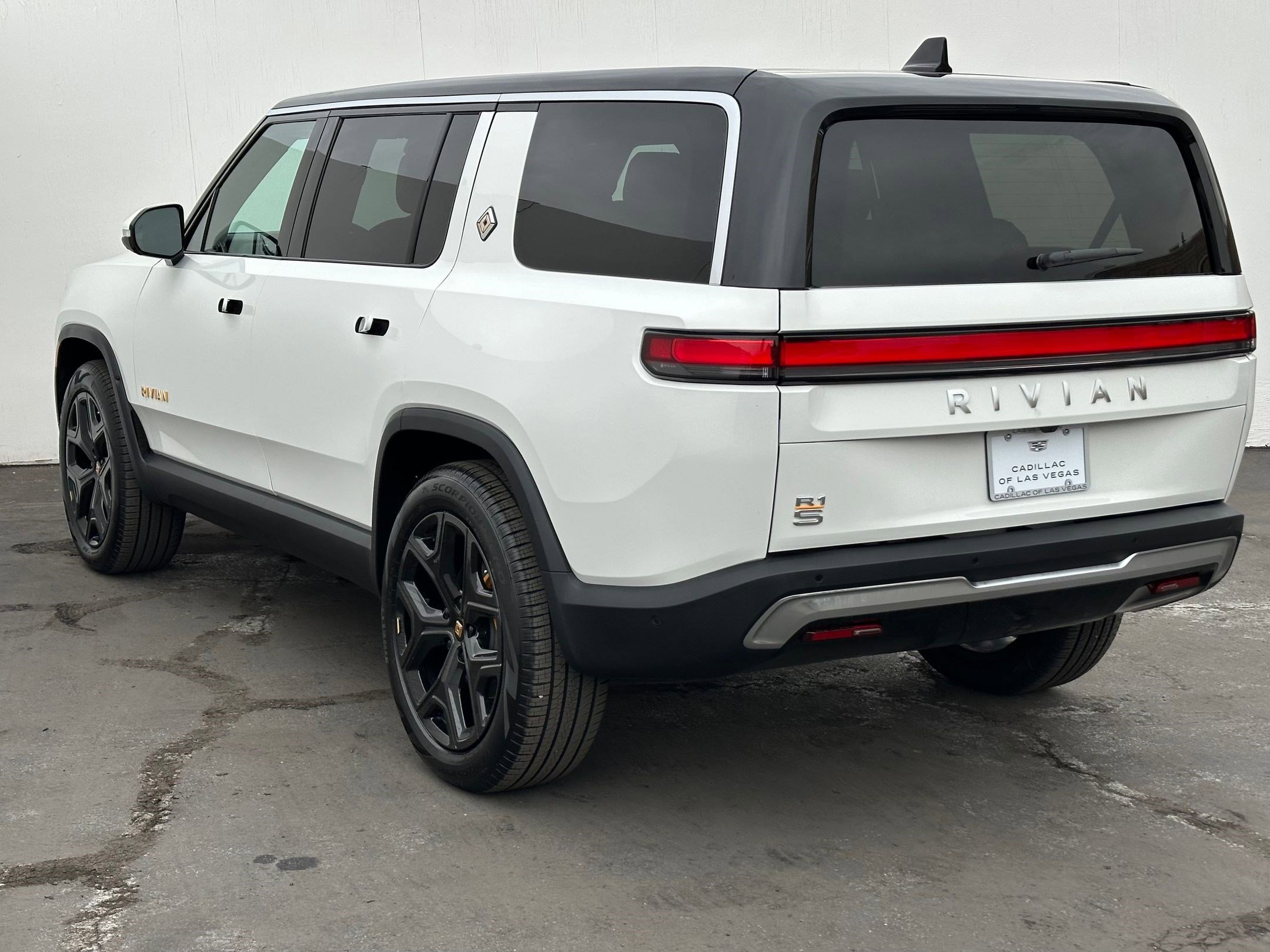 2023 Rivian R1S Adventure photo 2