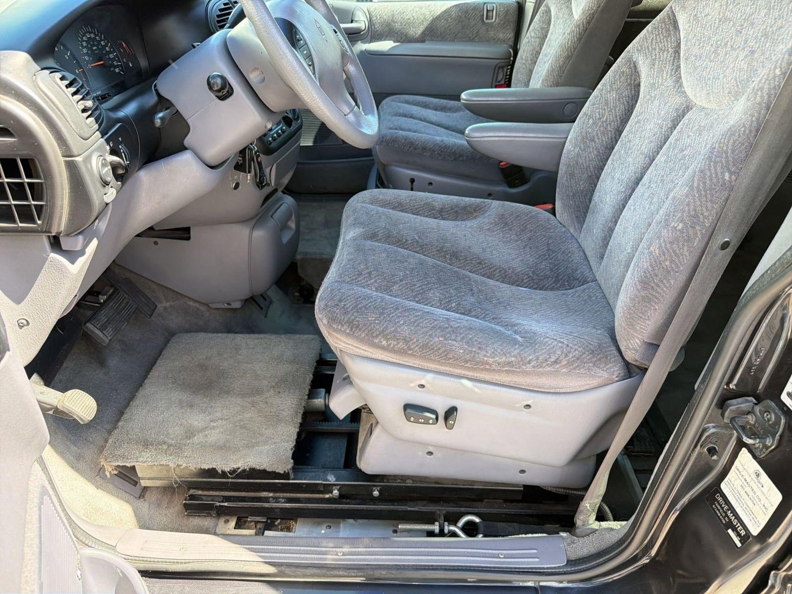 1999 Dodge Grand Caravan LE photo 4