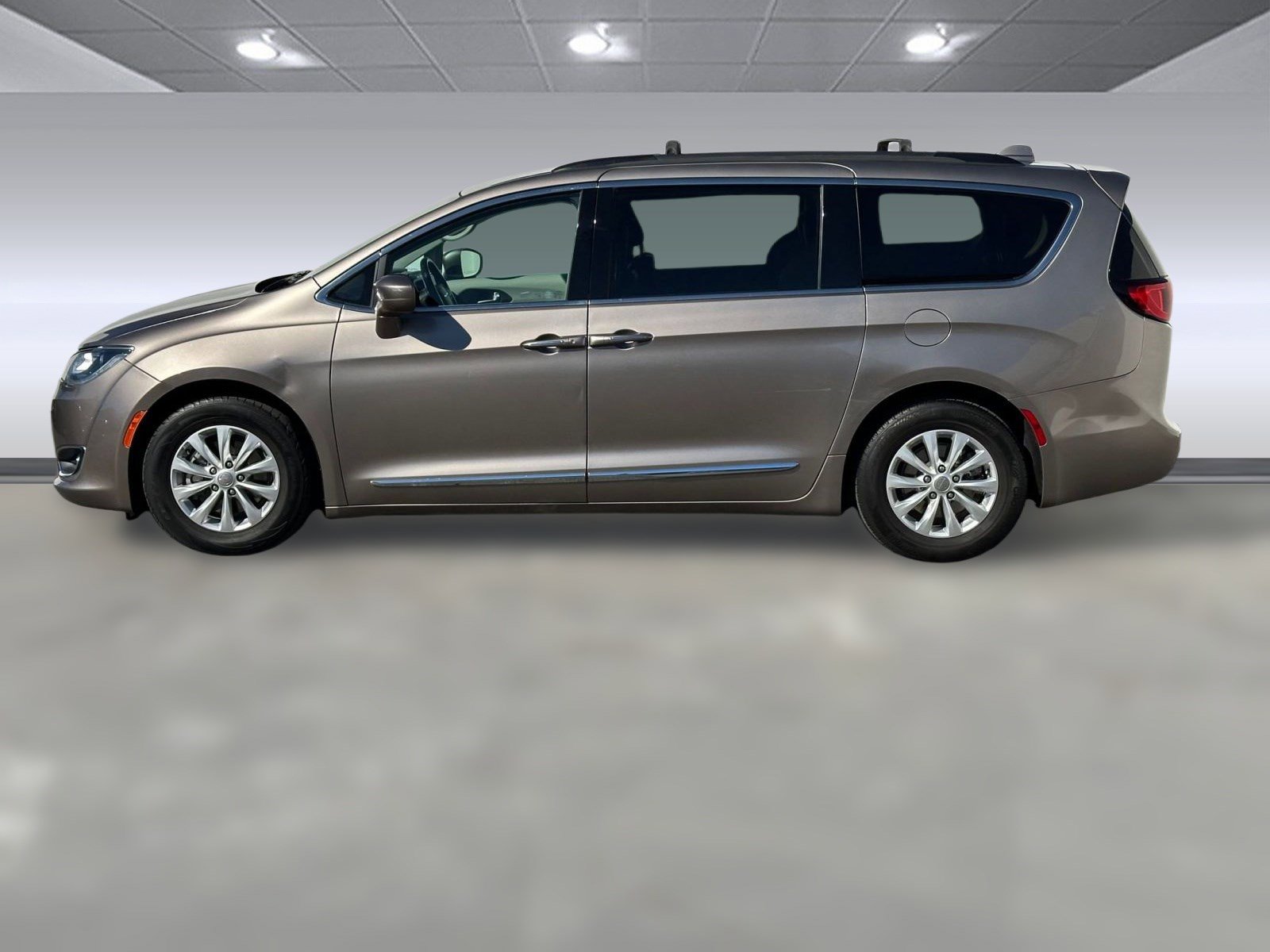 2017 Chrysler Pacifica Touring L photo 2
