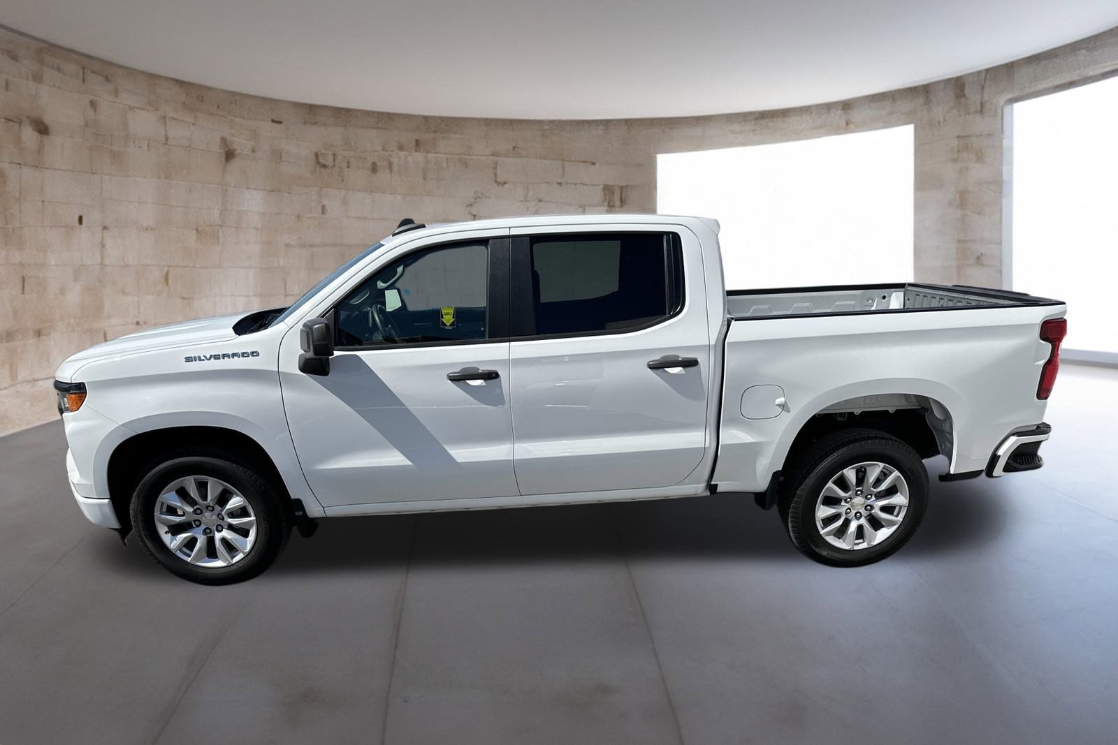 2022 Chevrolet Silverado 1500 Custom photo 2