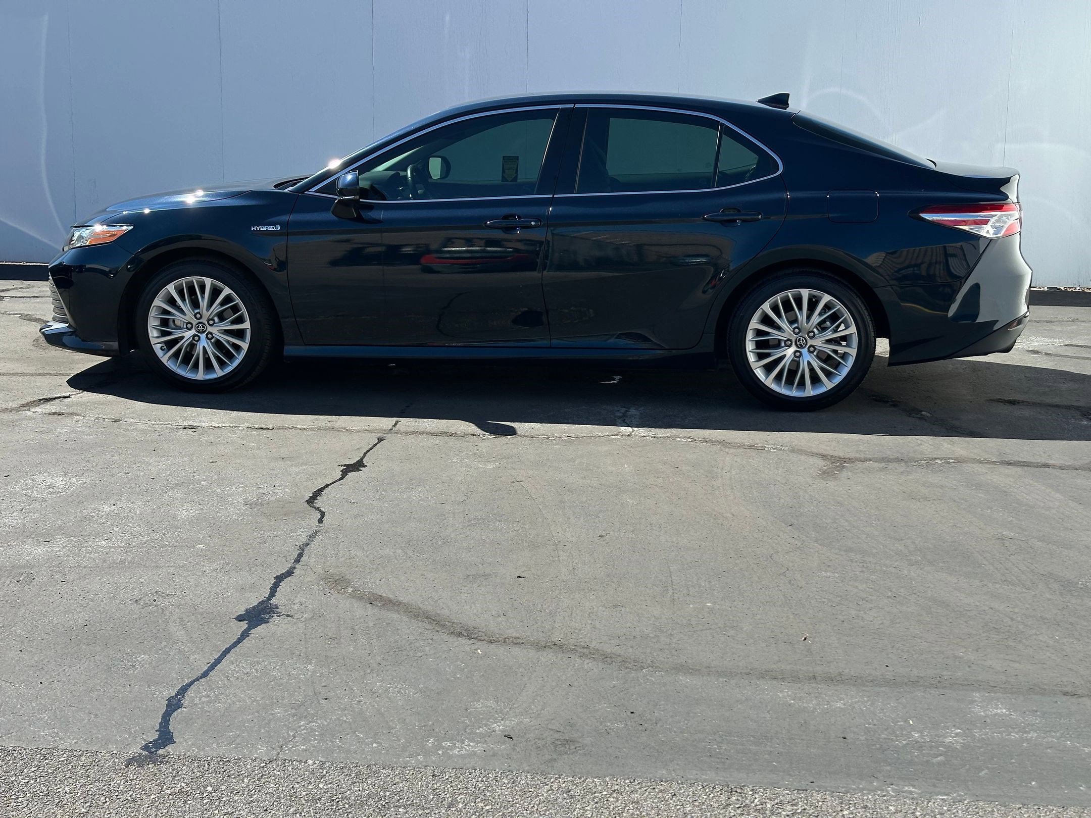 2020 Toyota Camry Hybrid XLE photo 2