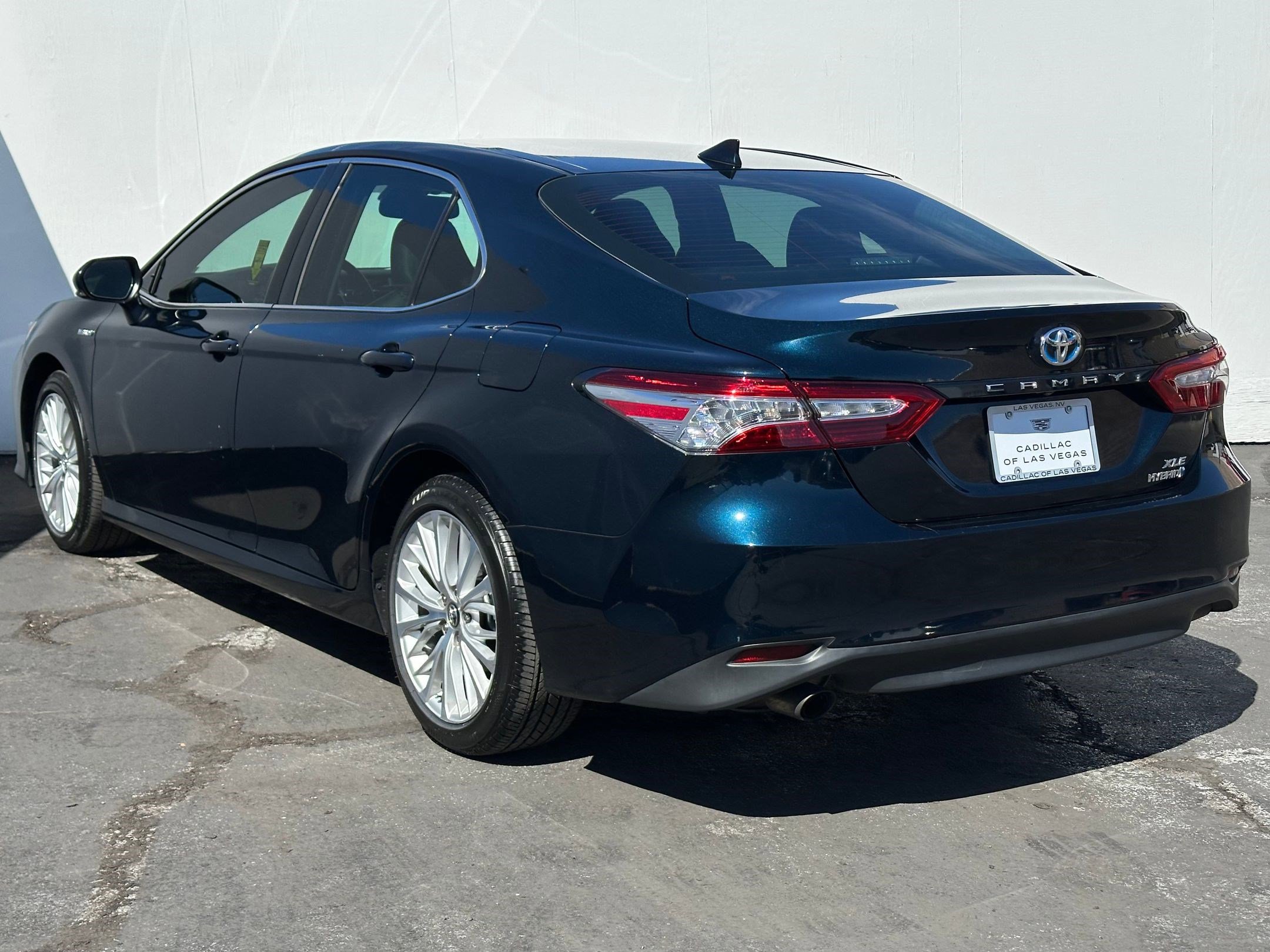 2020 Toyota Camry Hybrid XLE photo 3