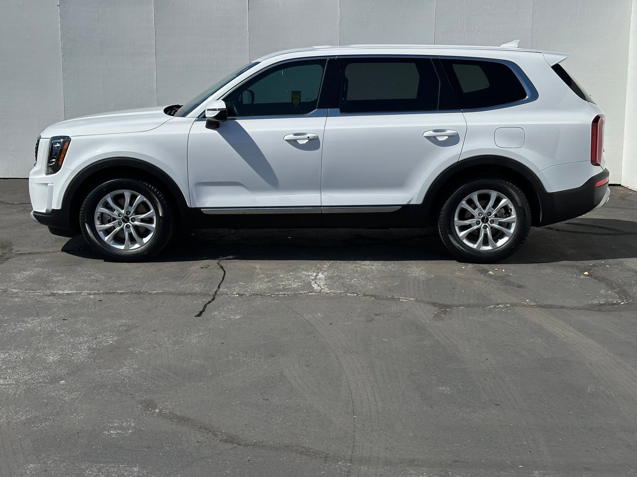 2022 Kia Telluride LX photo 2