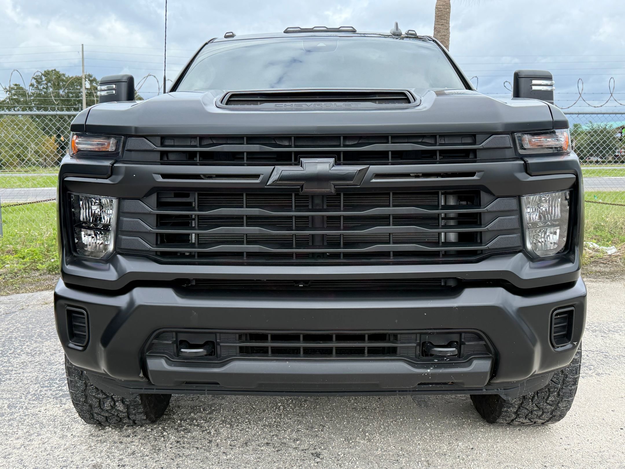 2025 Chevrolet Silverado 2500HD Custom photo 3
