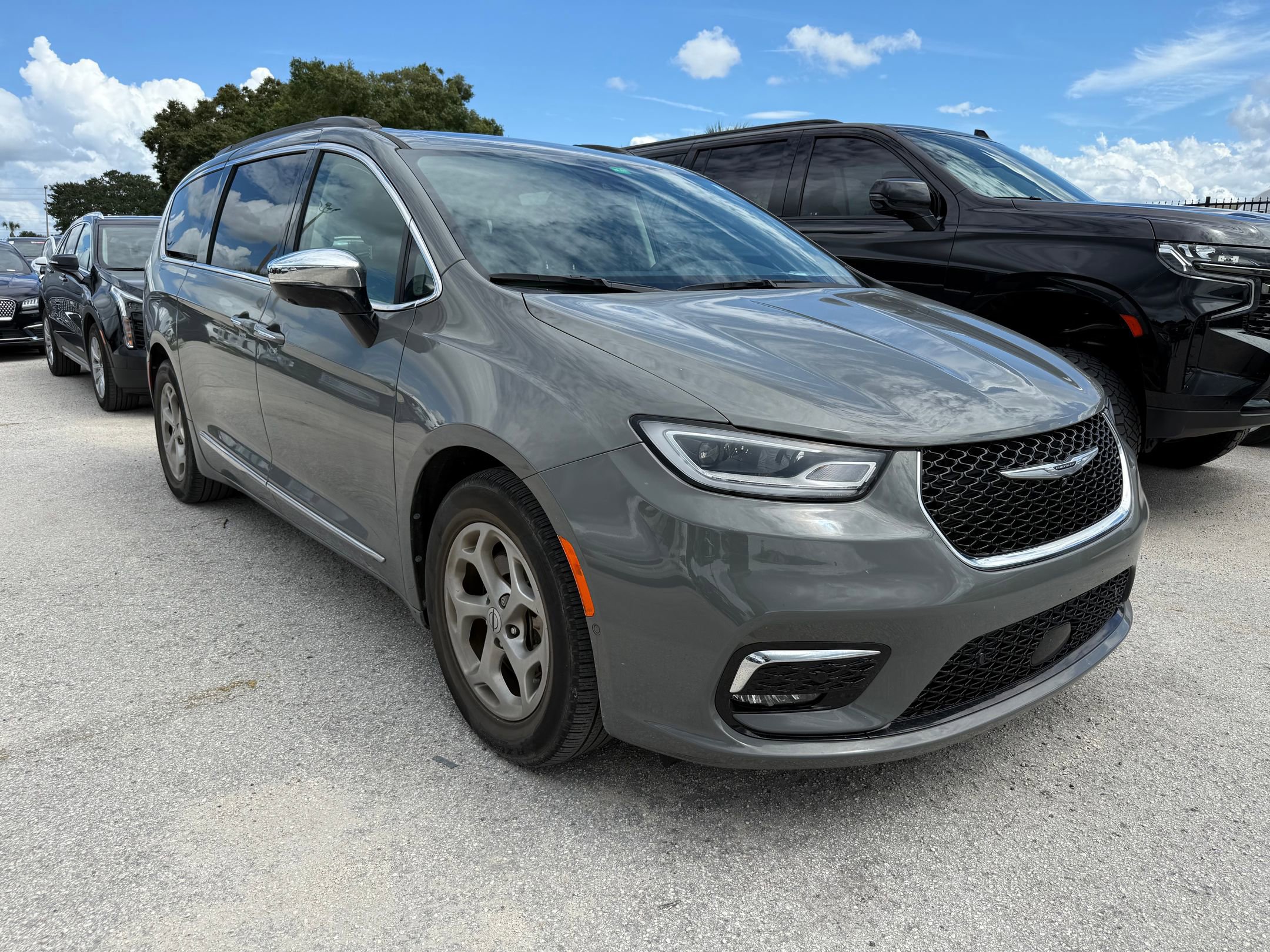 2023 Chrysler Pacifica Limited photo 4