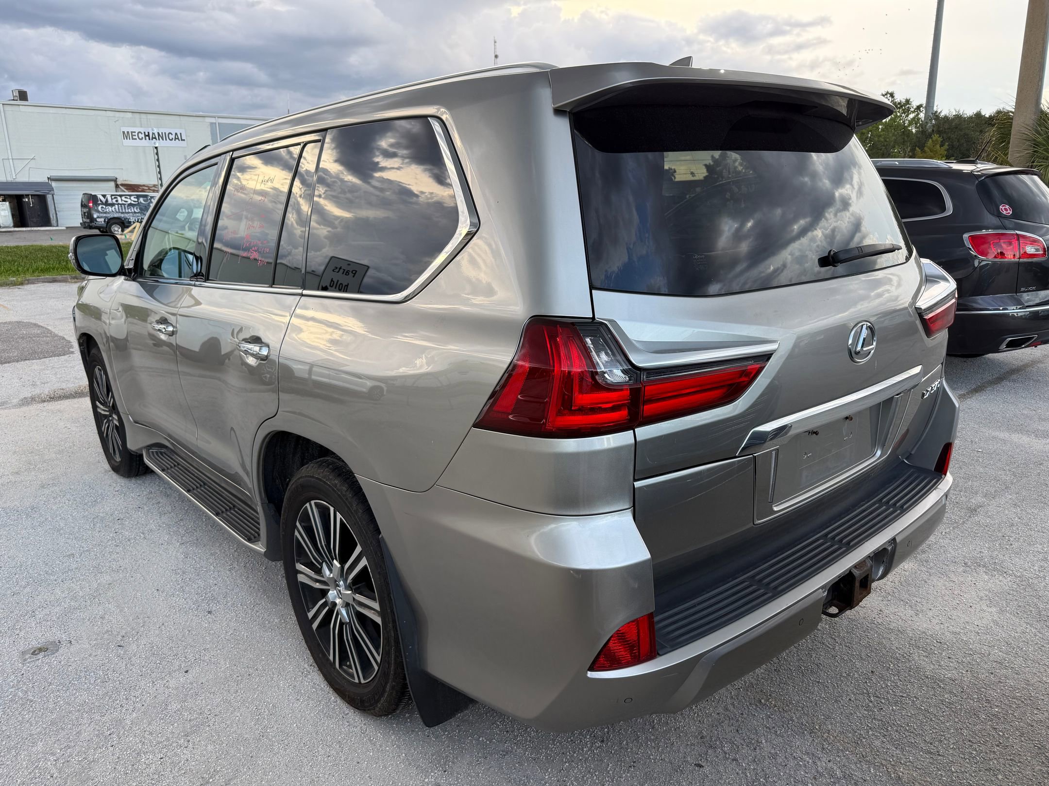 2019 Lexus LX 570 photo 2