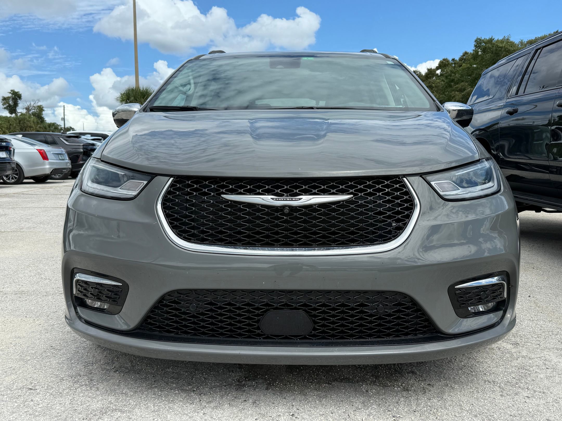 2023 Chrysler Pacifica Limited photo 3