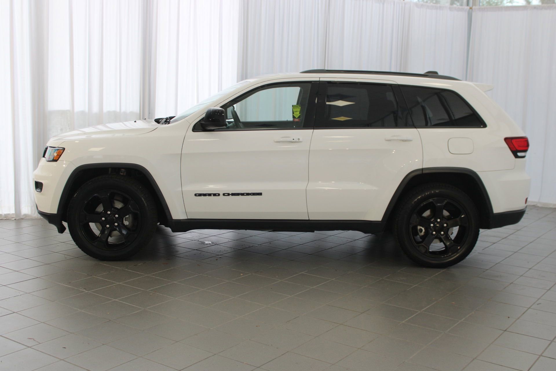 2020 Jeep Grand Cherokee Laredo photo 2