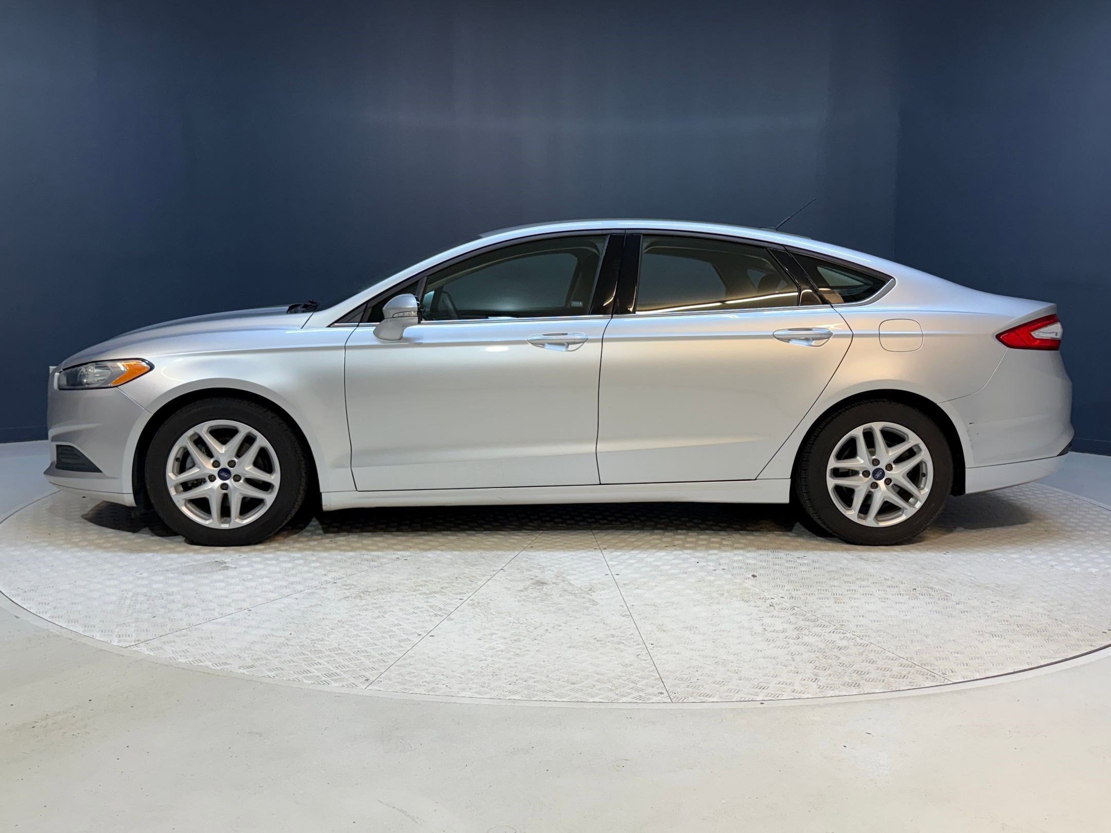 2016 Ford Fusion SE photo 2