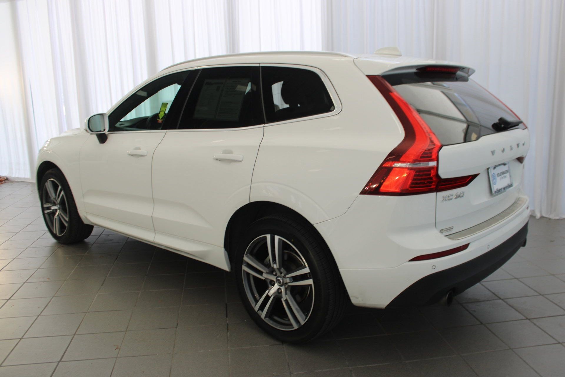 2020 Volvo XC60 T5 Momentum photo 2