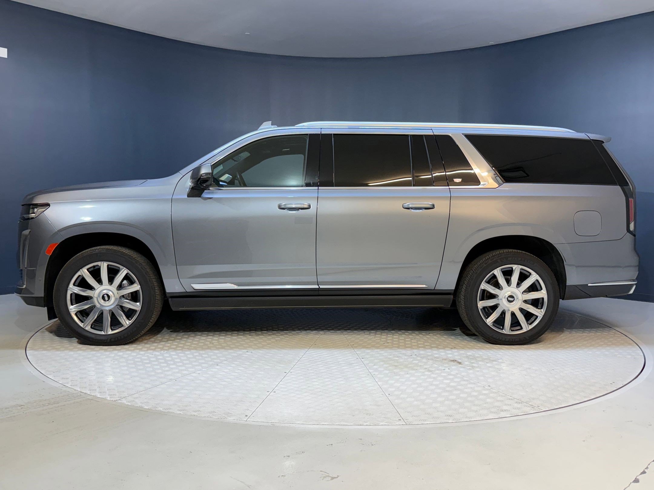 2021 Cadillac Escalade ESV Premium Luxury Platinum photo 2