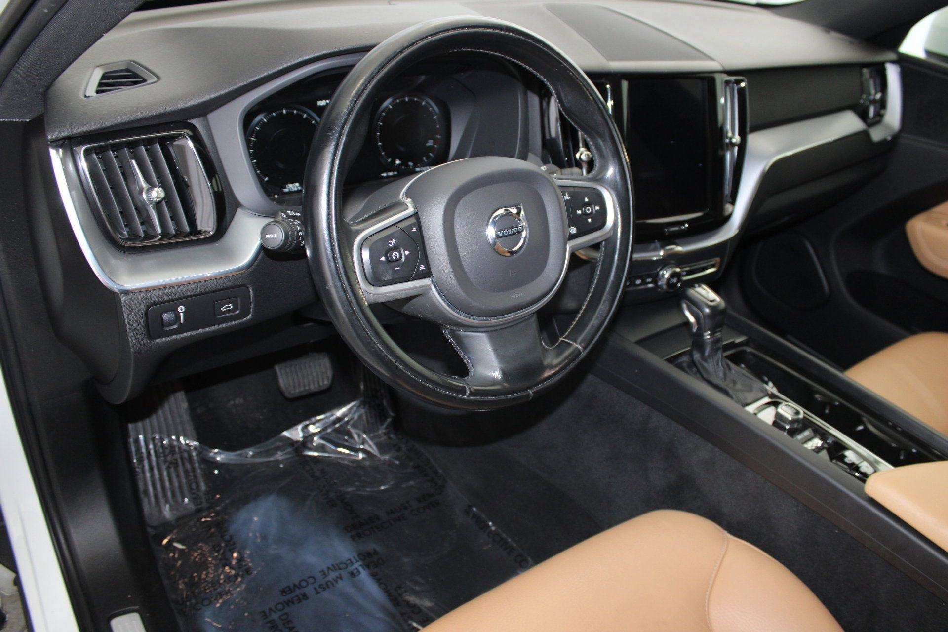 2020 Volvo XC60 T5 Momentum photo 3