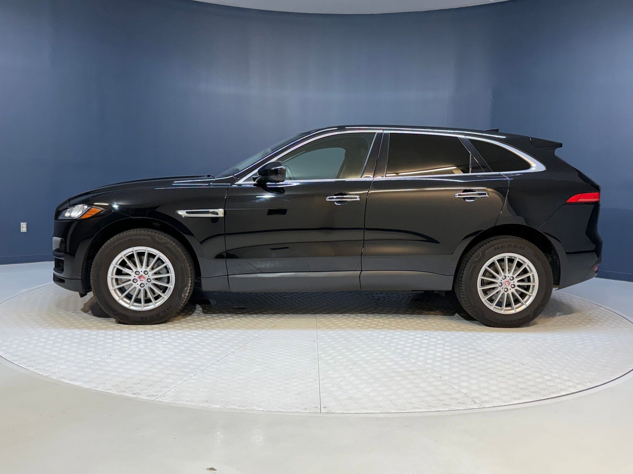 2019 Jaguar F-PACE photo 2