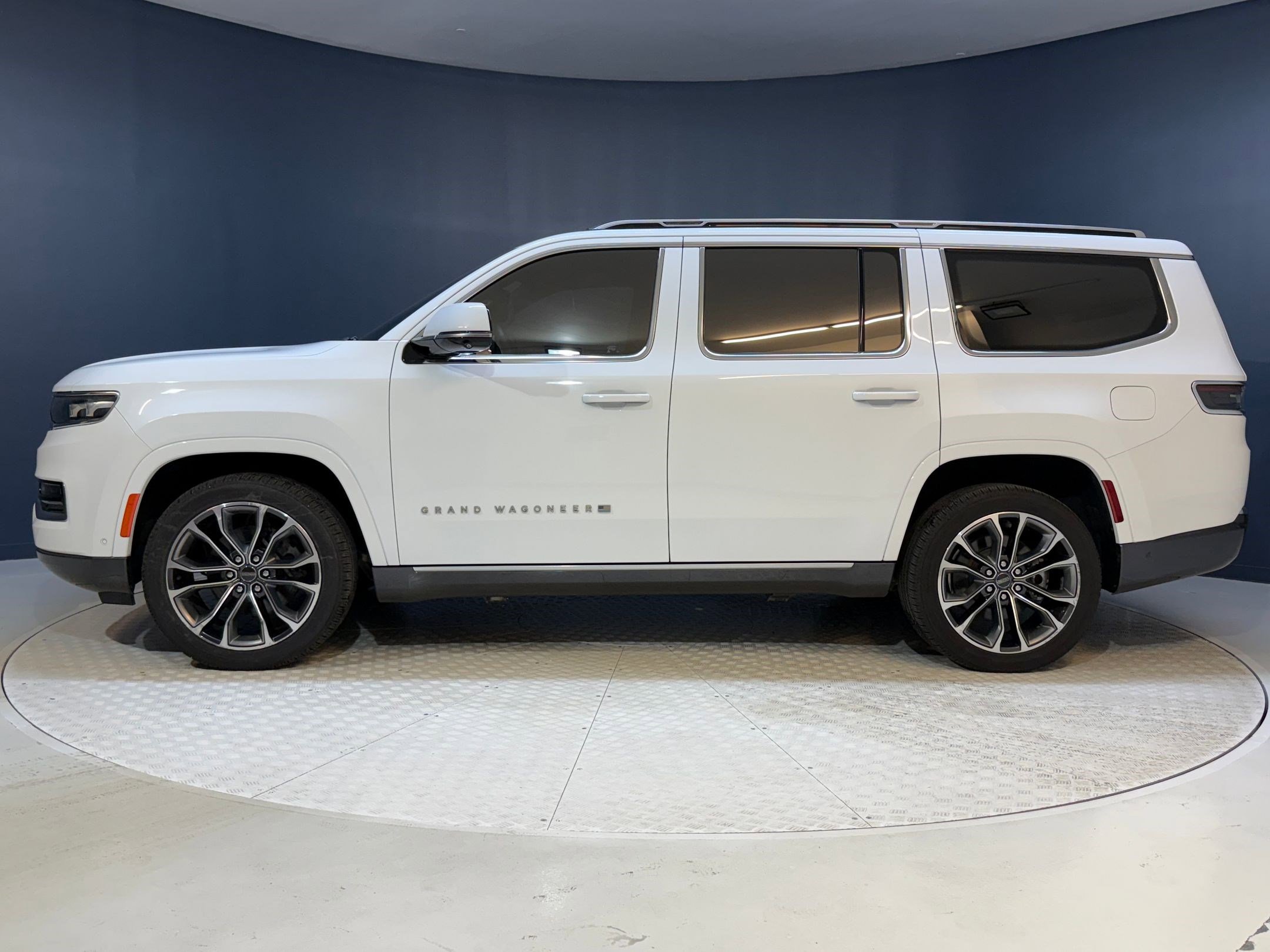 2022 Jeep Grand Wagoneer III photo 2