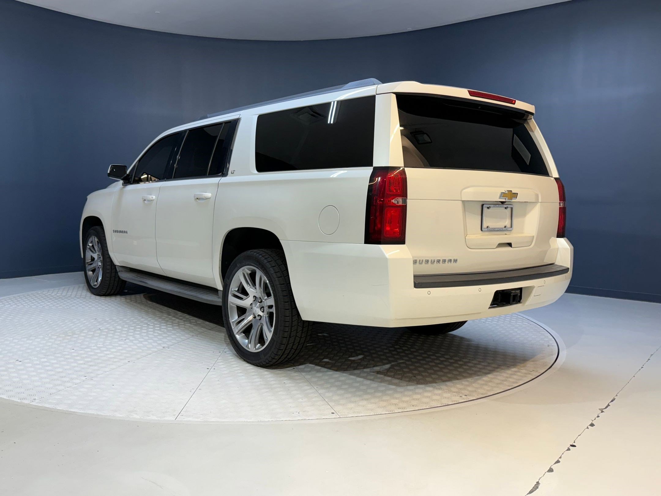 2015 Chevrolet Suburban 1500 LT photo 3