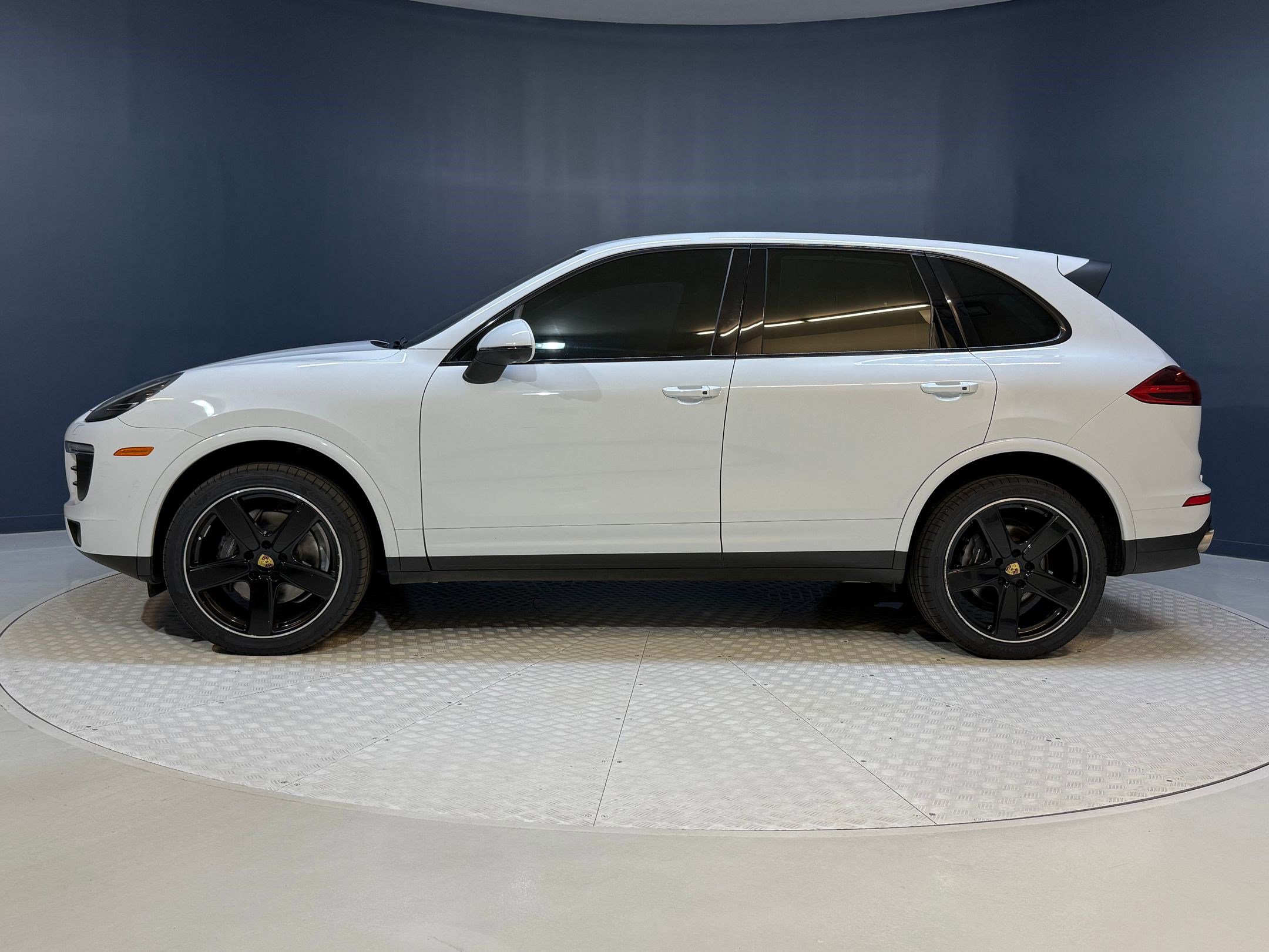 2018 Porsche Cayenne Base Platinum Edition photo 2