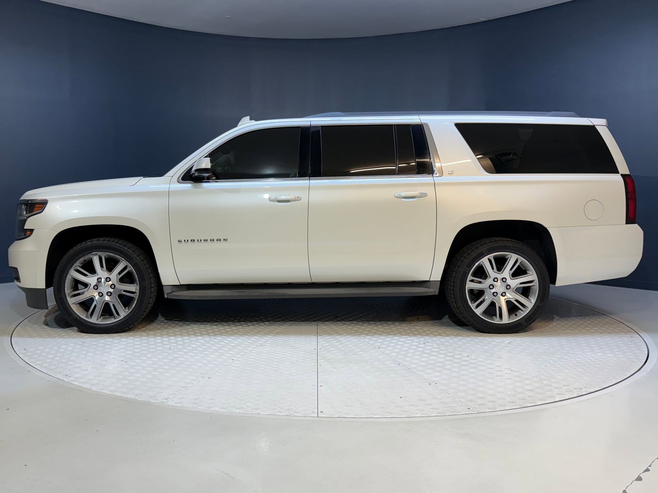 2015 Chevrolet Suburban 1500 LT photo 2