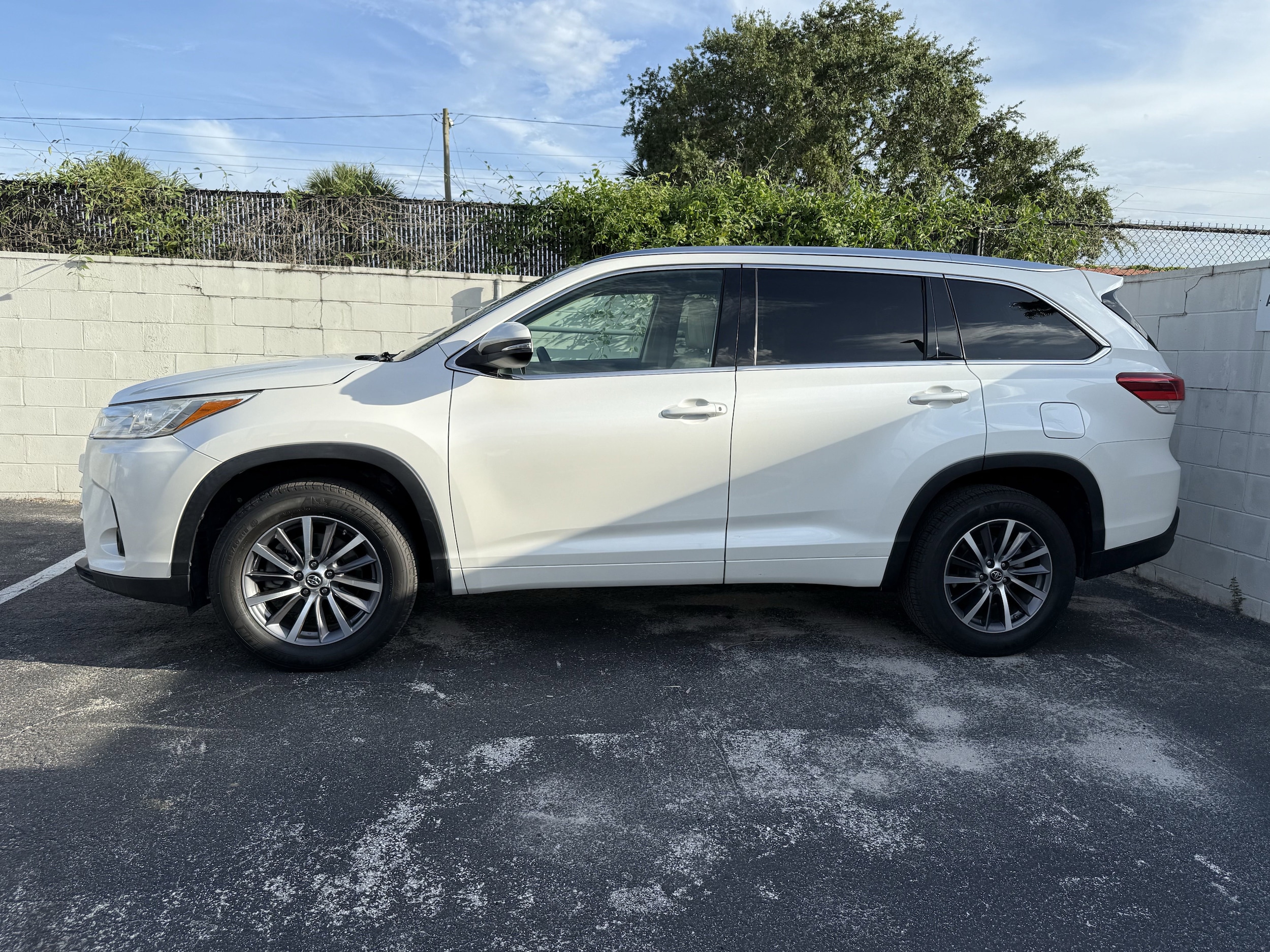 Used 2017 Toyota Highlander XLE with VIN 5TDKZRFH2HS223505 for sale in Clearwater, FL