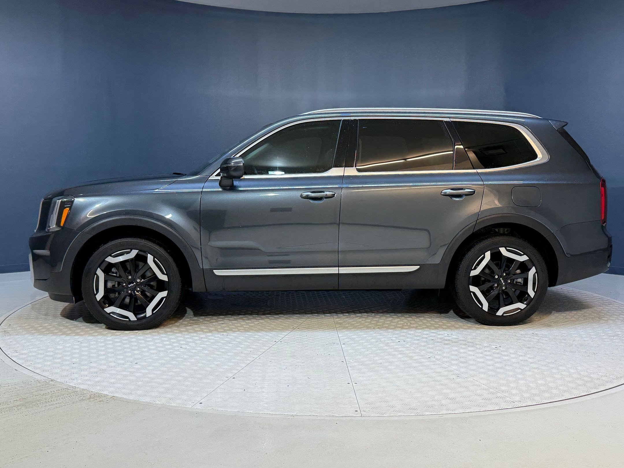 2024 Kia Telluride S photo 2