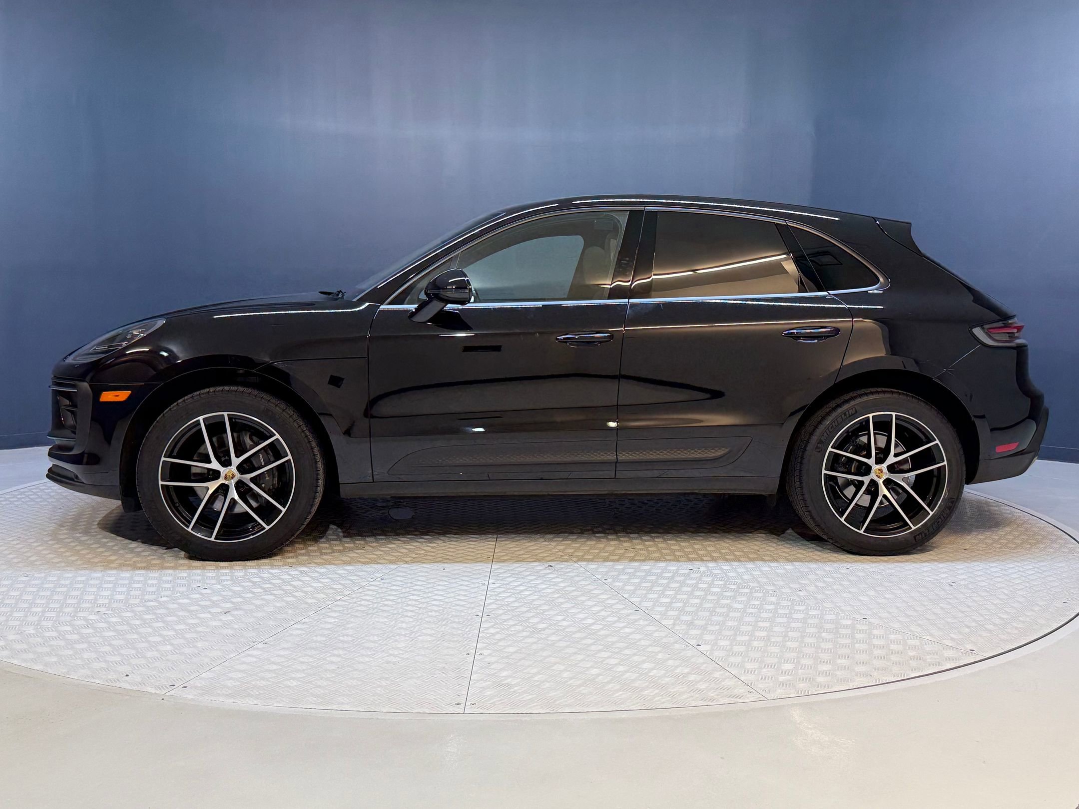 2023 Porsche Macan T photo 2