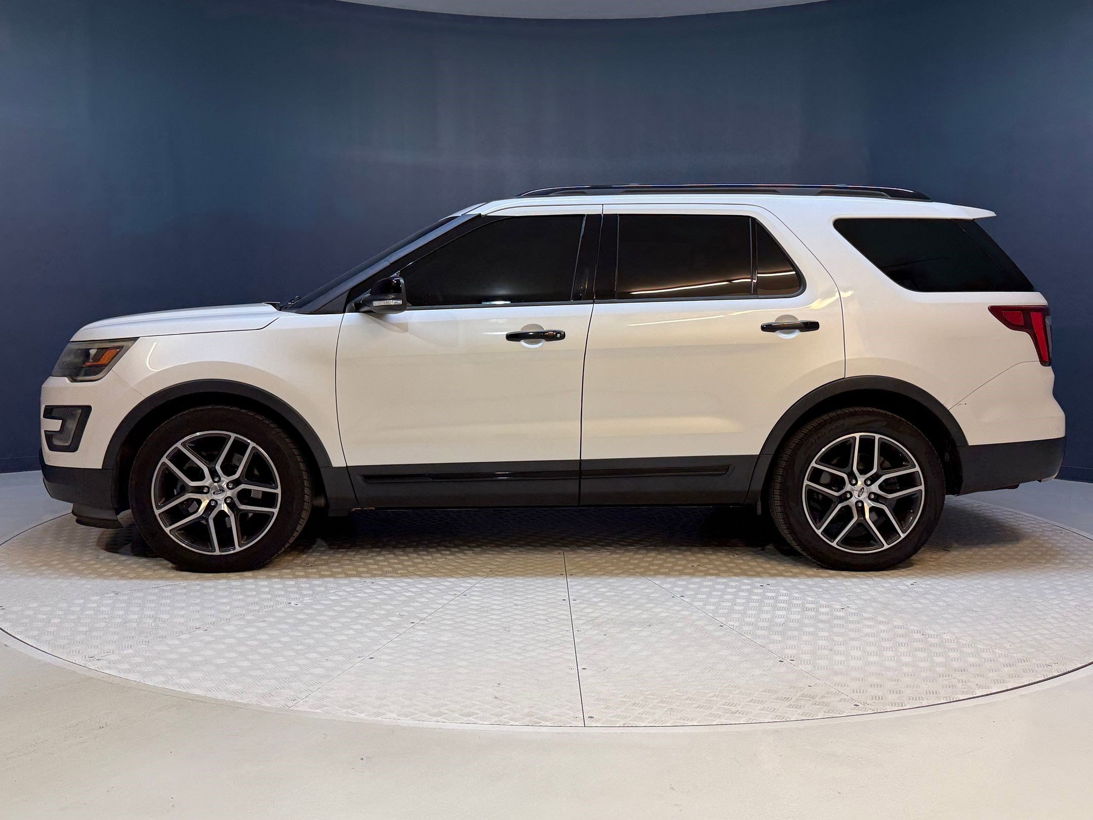 2016 Ford Explorer Sport photo 2