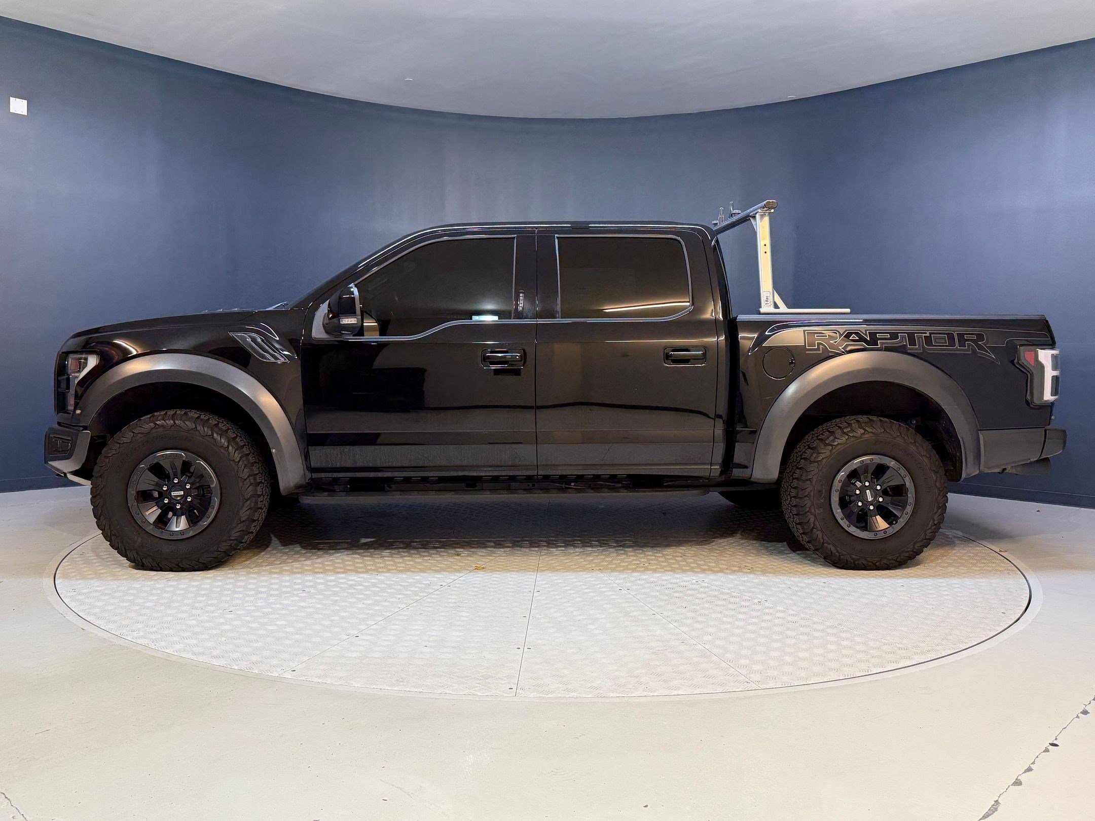2018 Ford F-150 Raptor photo 2