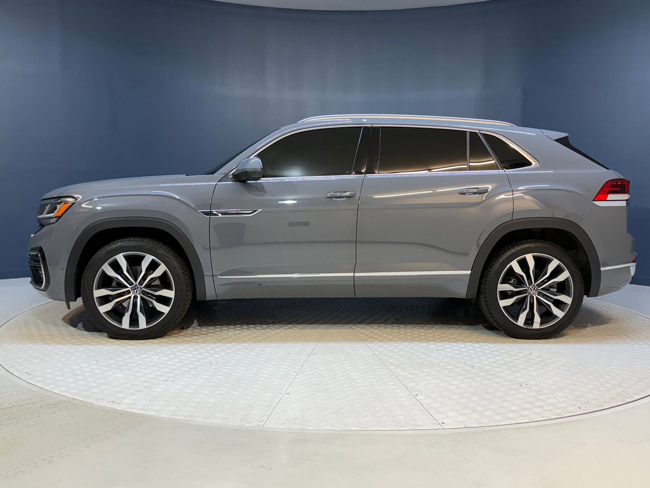 2020 Volkswagen Atlas Cross Sport V6 SEL Premium R-Line photo 2
