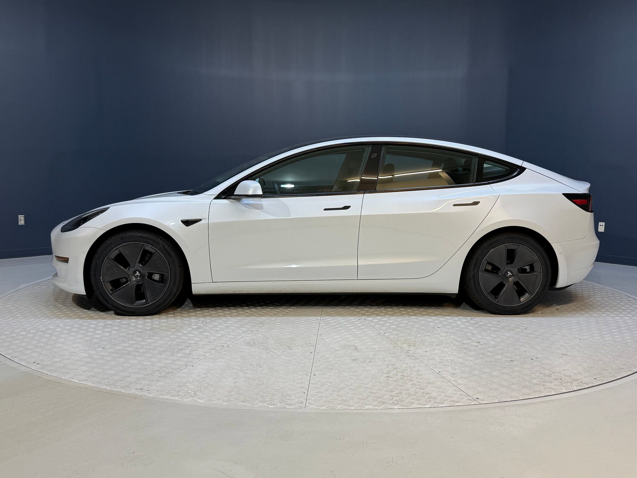2021 Tesla Model 3 Standard Range Plus photo 2