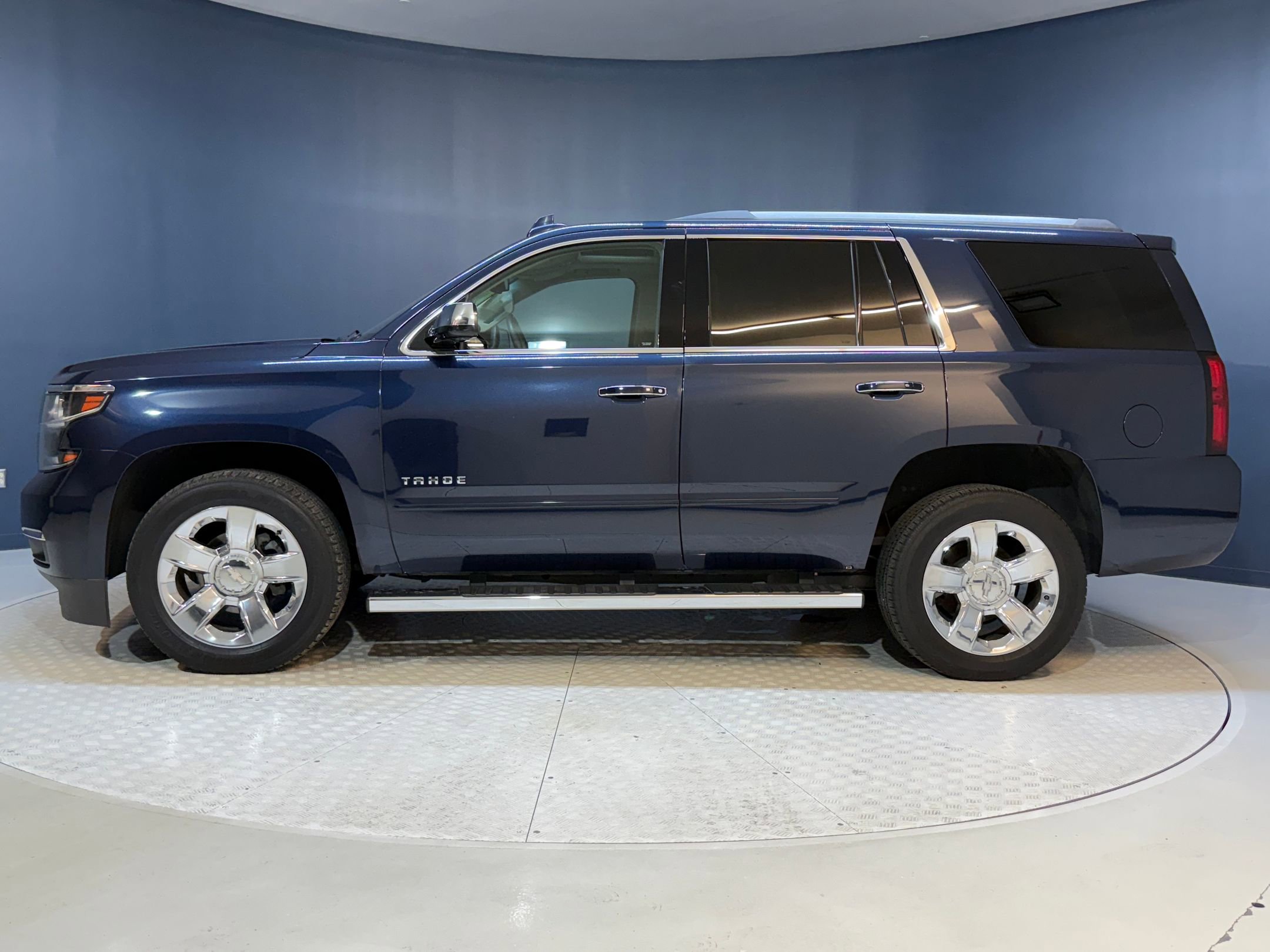 2019 Chevrolet Tahoe Premier photo 2