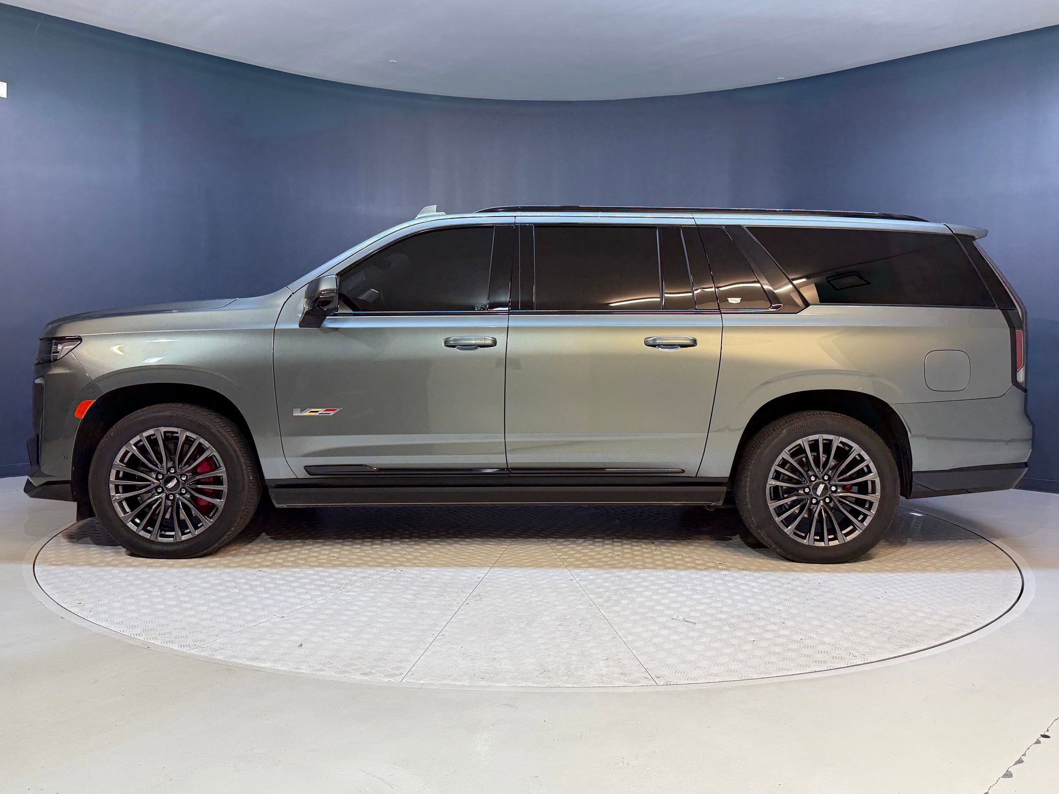 2023 Cadillac Escalade ESV V-Series photo 2