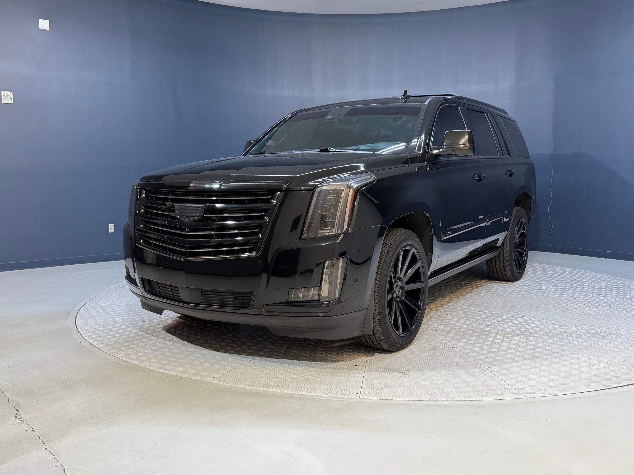 2019 Cadillac Escalade Platinum photo 2