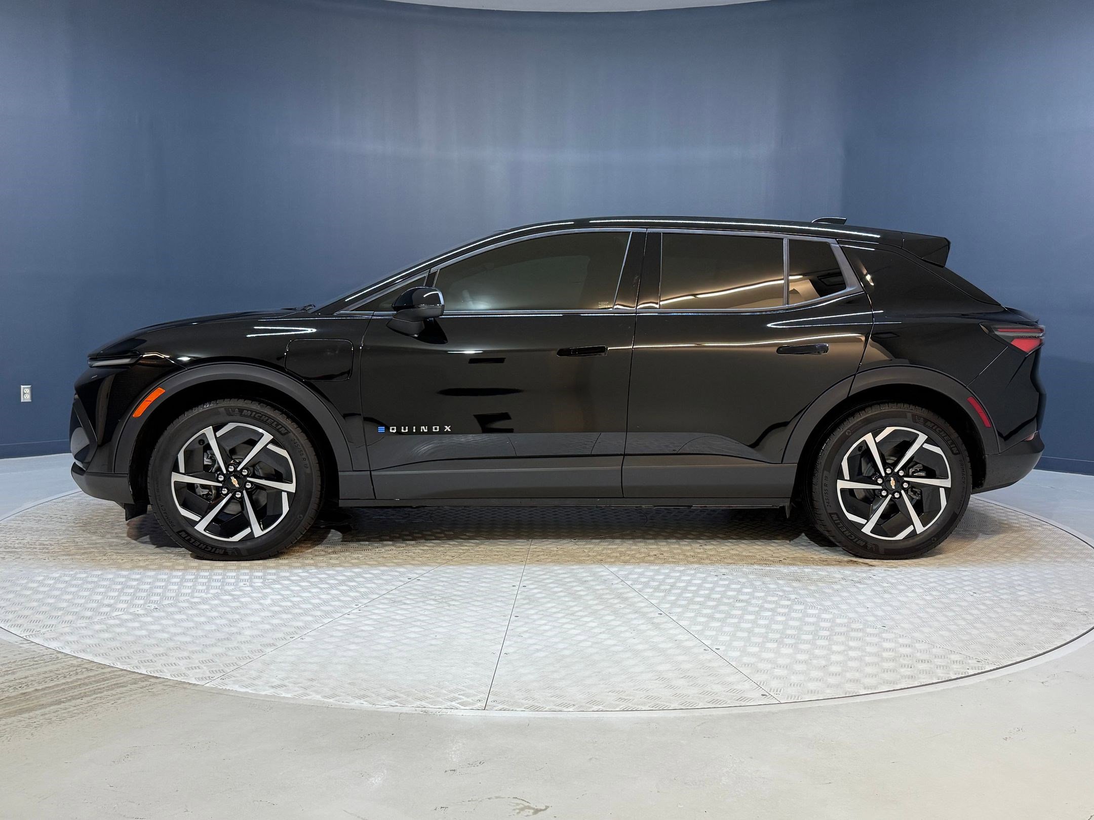 2025 Chevrolet Equinox EV 1LT photo 2