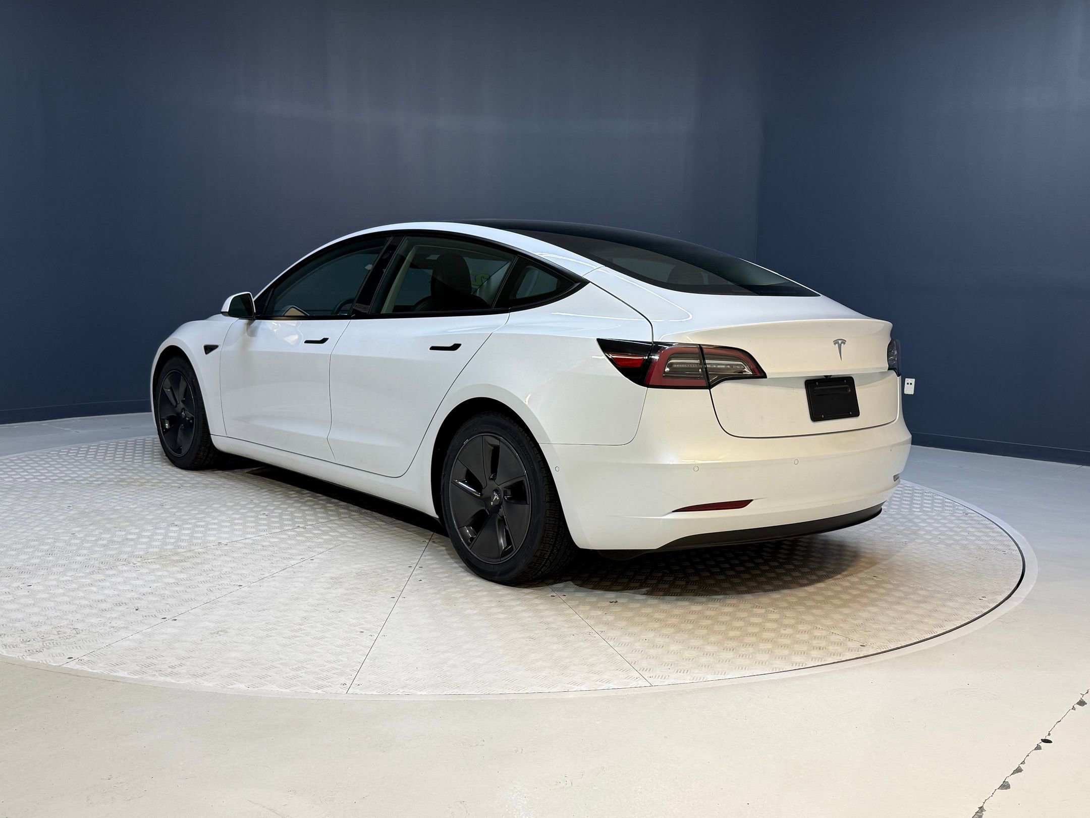 2021 Tesla Model 3 Standard Range Plus photo 3