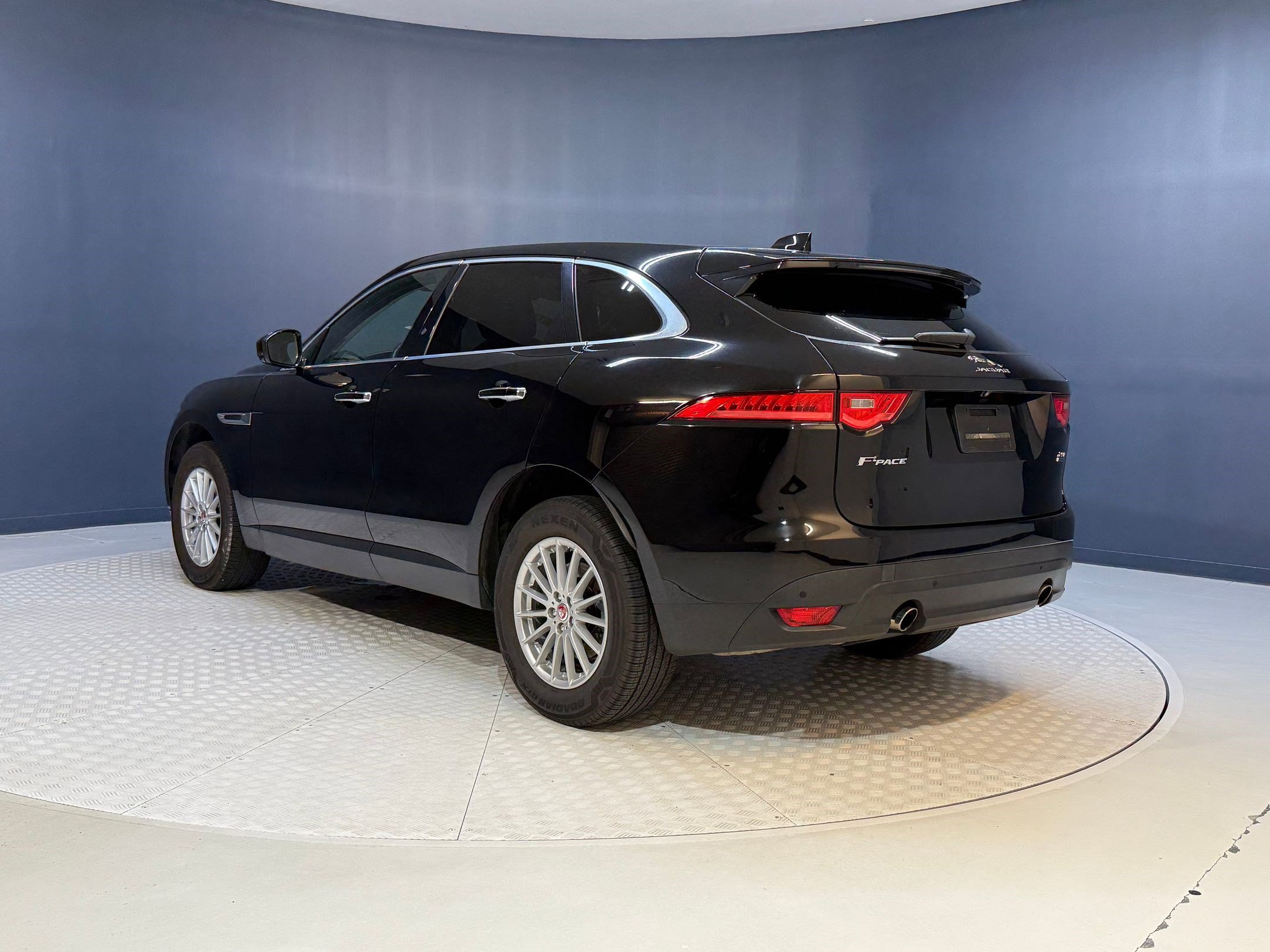 2019 Jaguar F-PACE photo 3