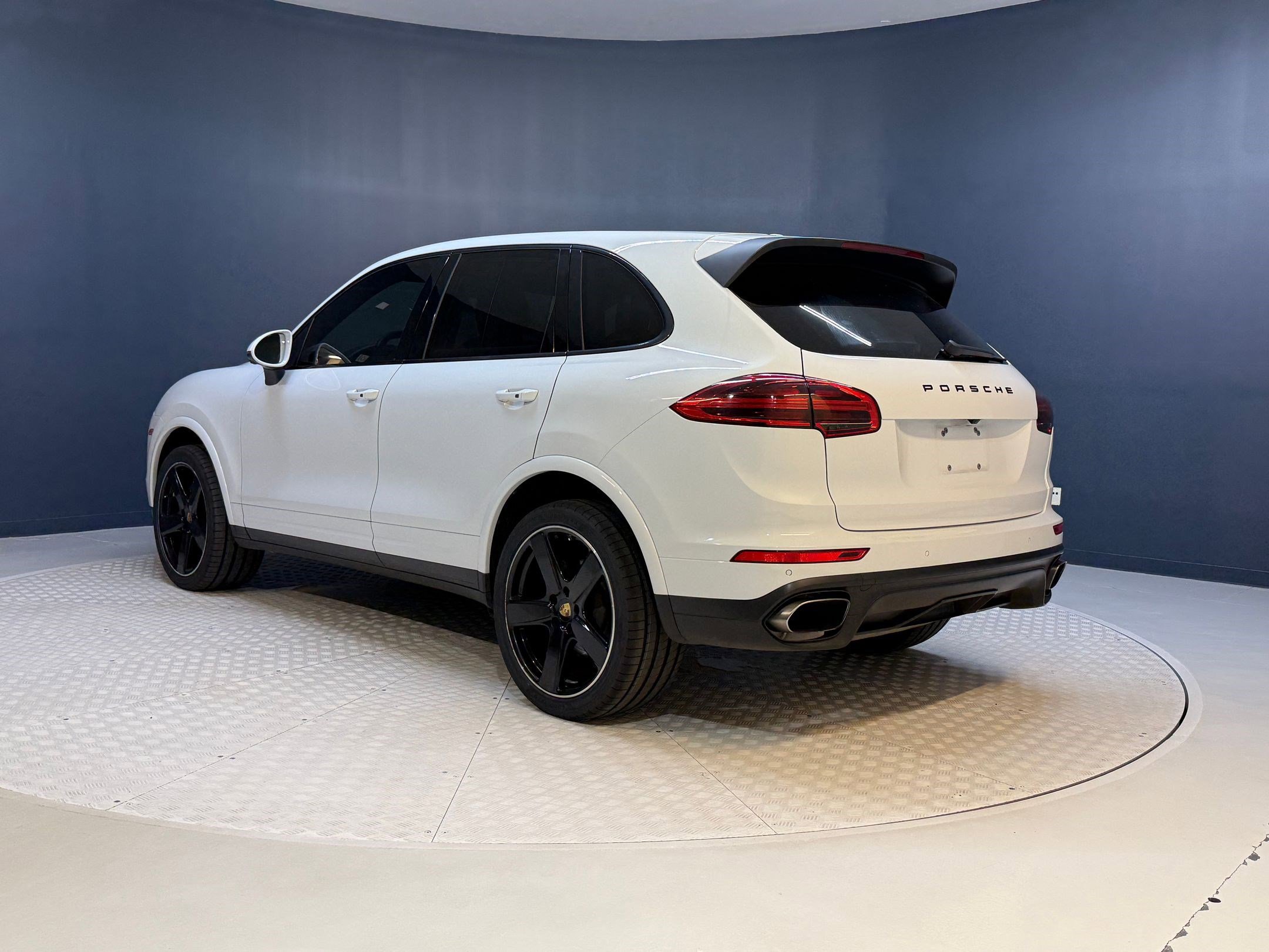 2018 Porsche Cayenne Base Platinum Edition photo 3