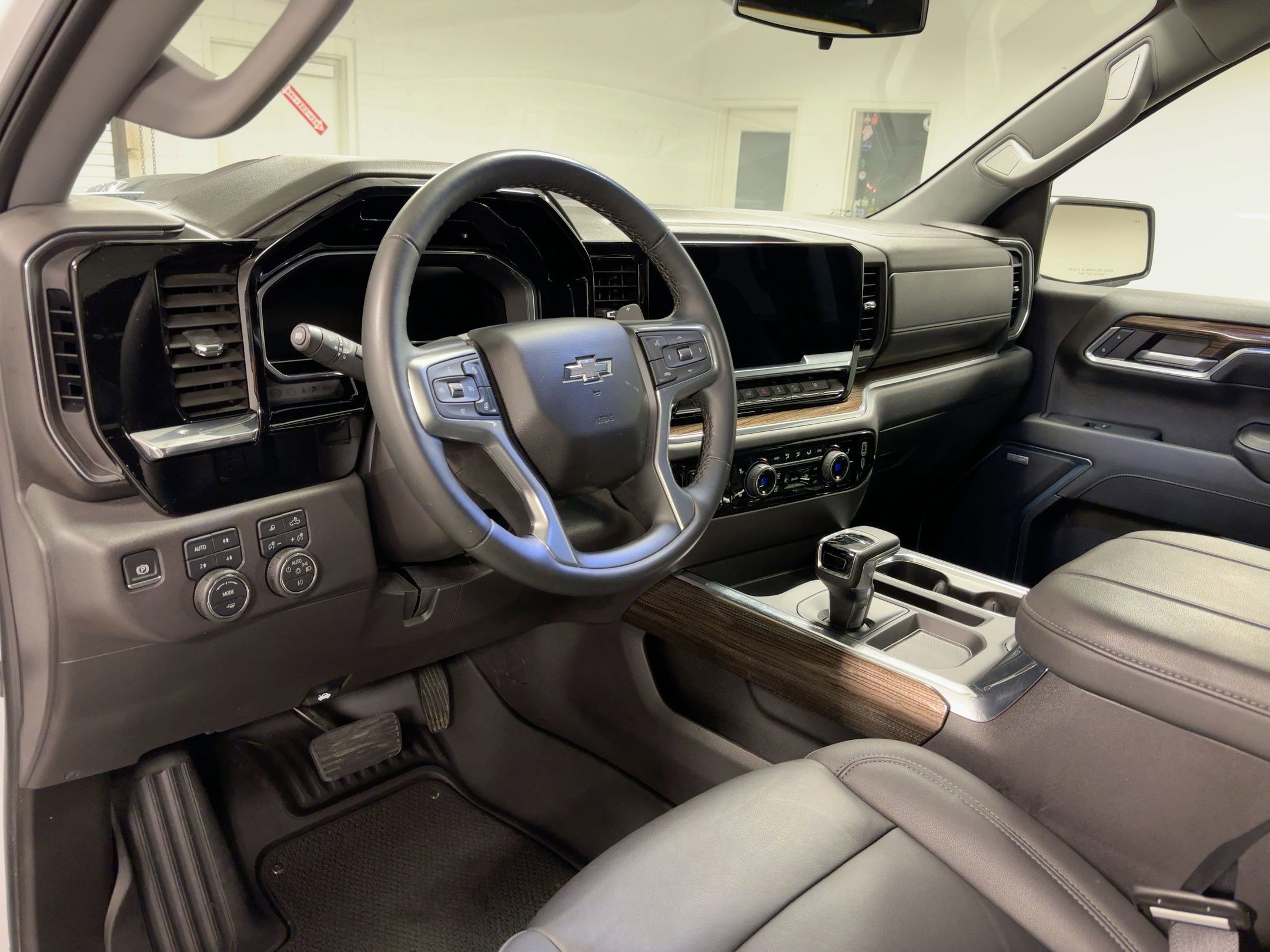 2024 Chevrolet Silverado 1500 LT Trail Boss photo 3