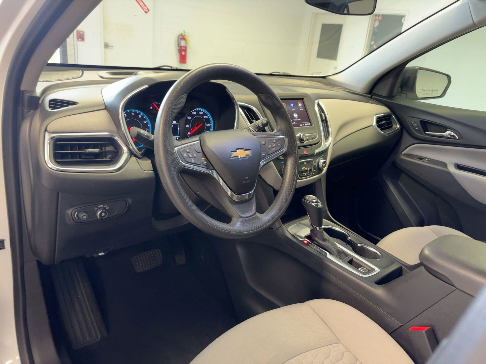 2020 Chevrolet Equinox LS photo 3