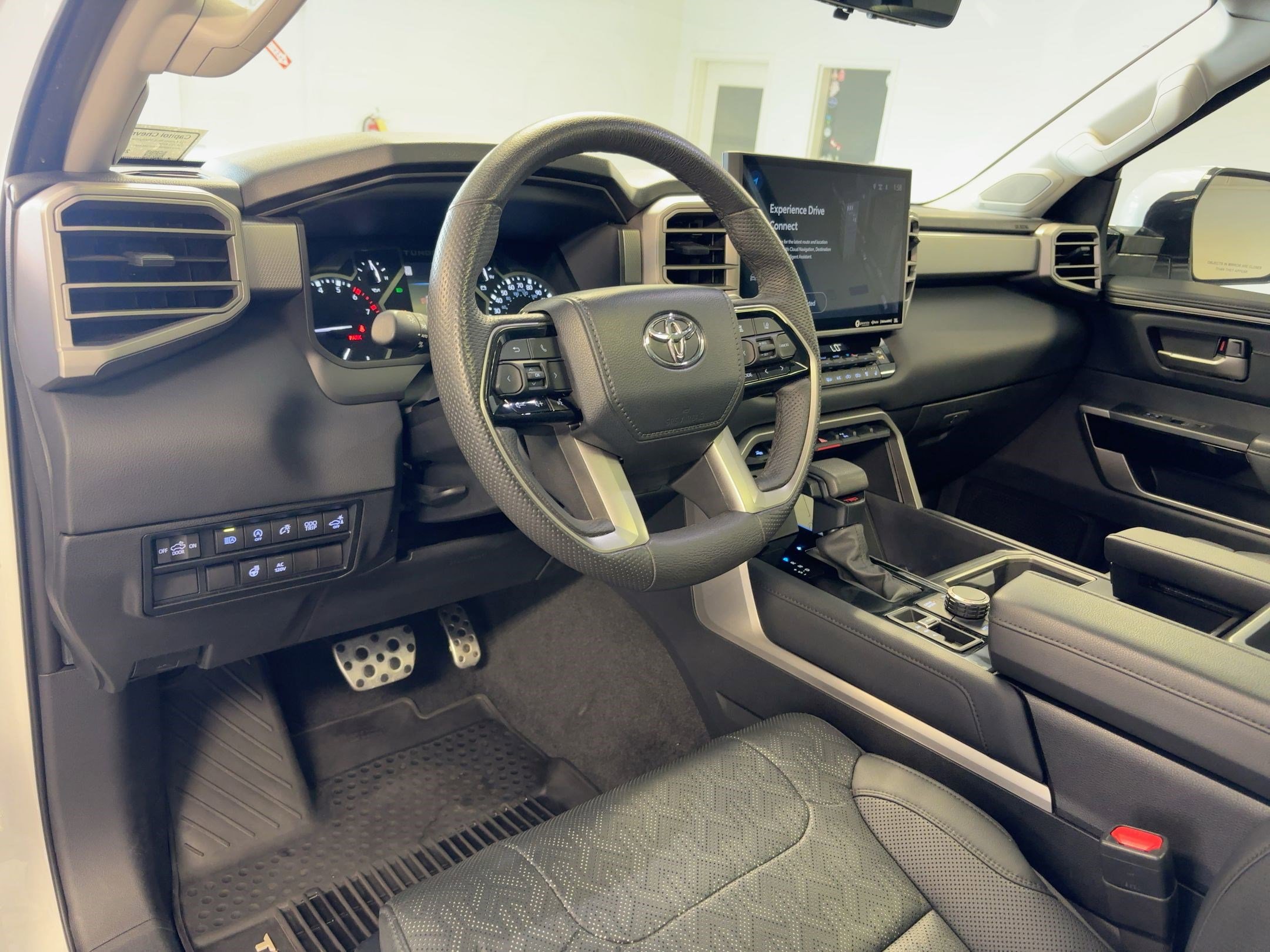 2023 Toyota Tundra Limited CrewMax photo 3