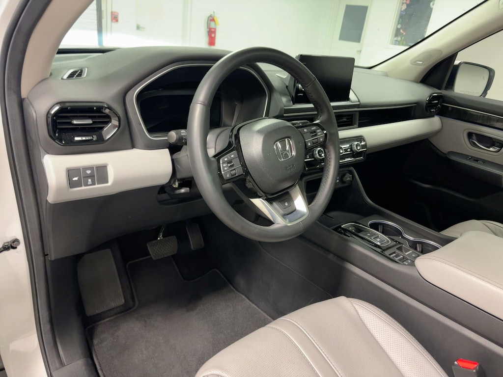 Used 2025 Honda Pilot Elite SUV