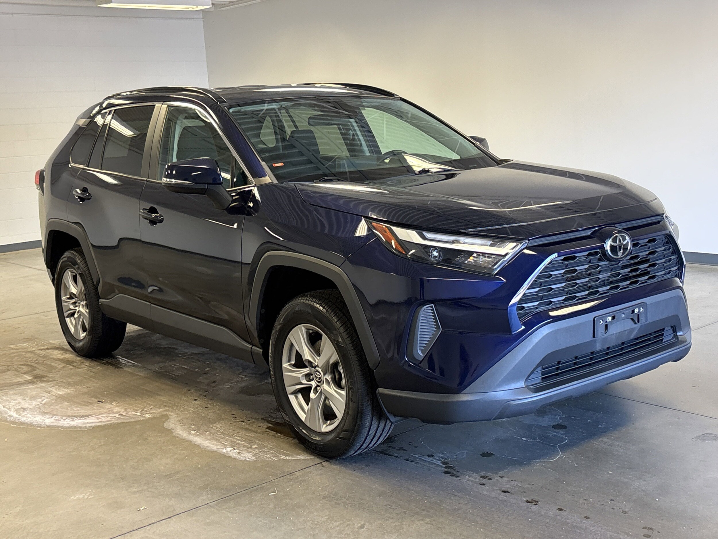 2022 Toyota RAV4 XLE photo 2