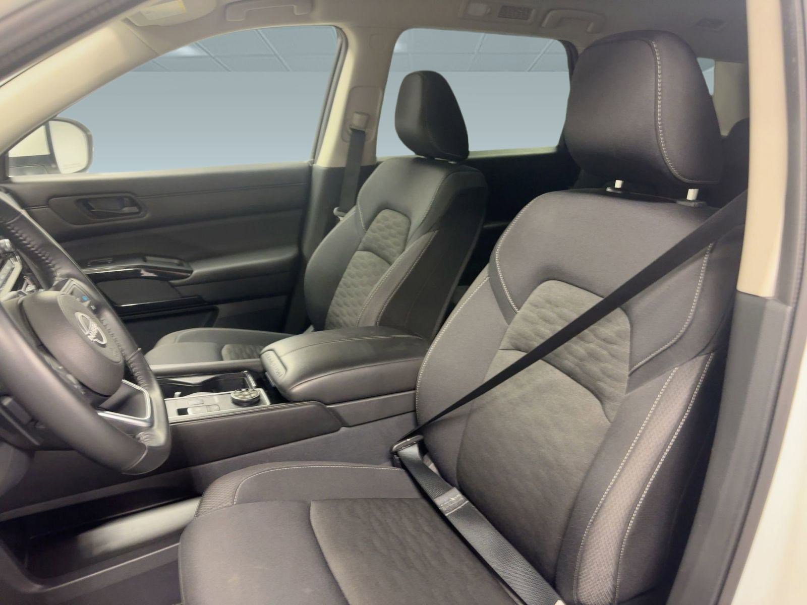 2025 Nissan Pathfinder SV photo 4