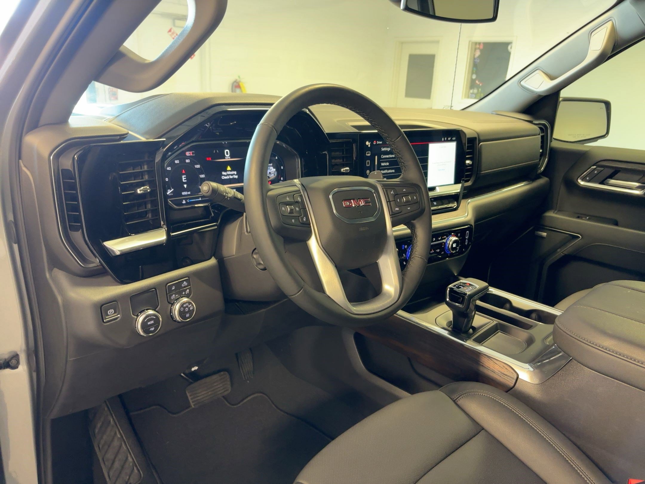2025 Gmc Sierra 1500 SLT photo 3