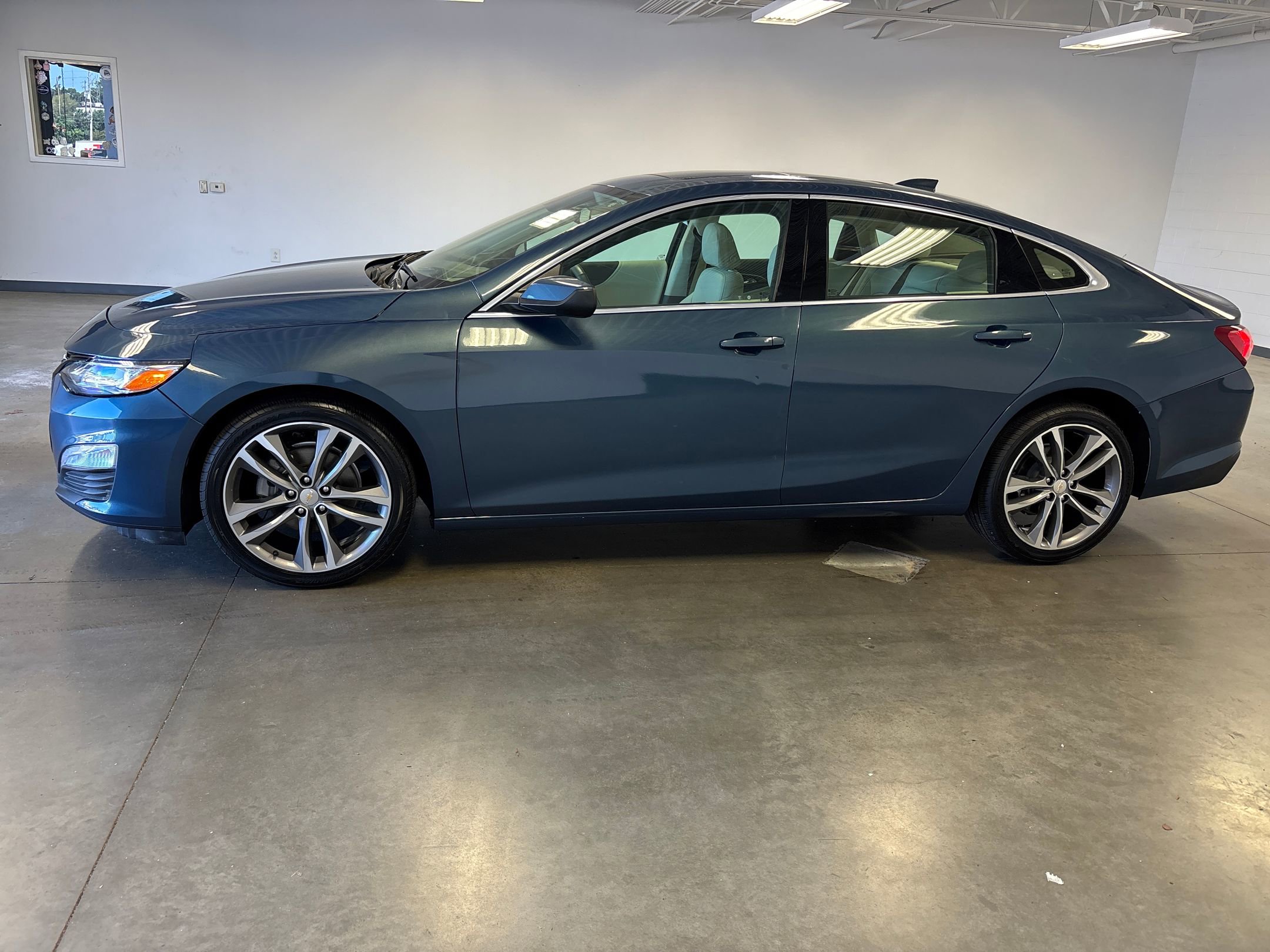 2024 Chevrolet Malibu Premier 2LT photo 2