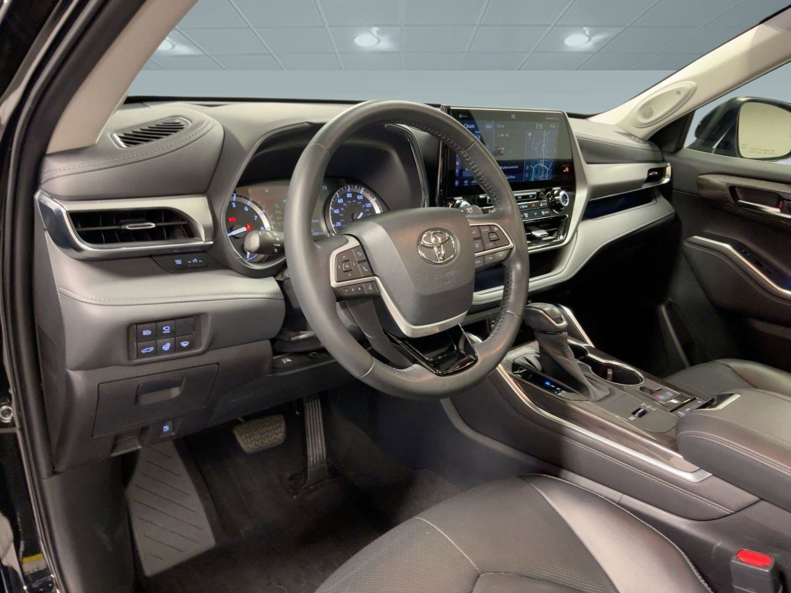 2022 Toyota Highlander Platinum photo 3