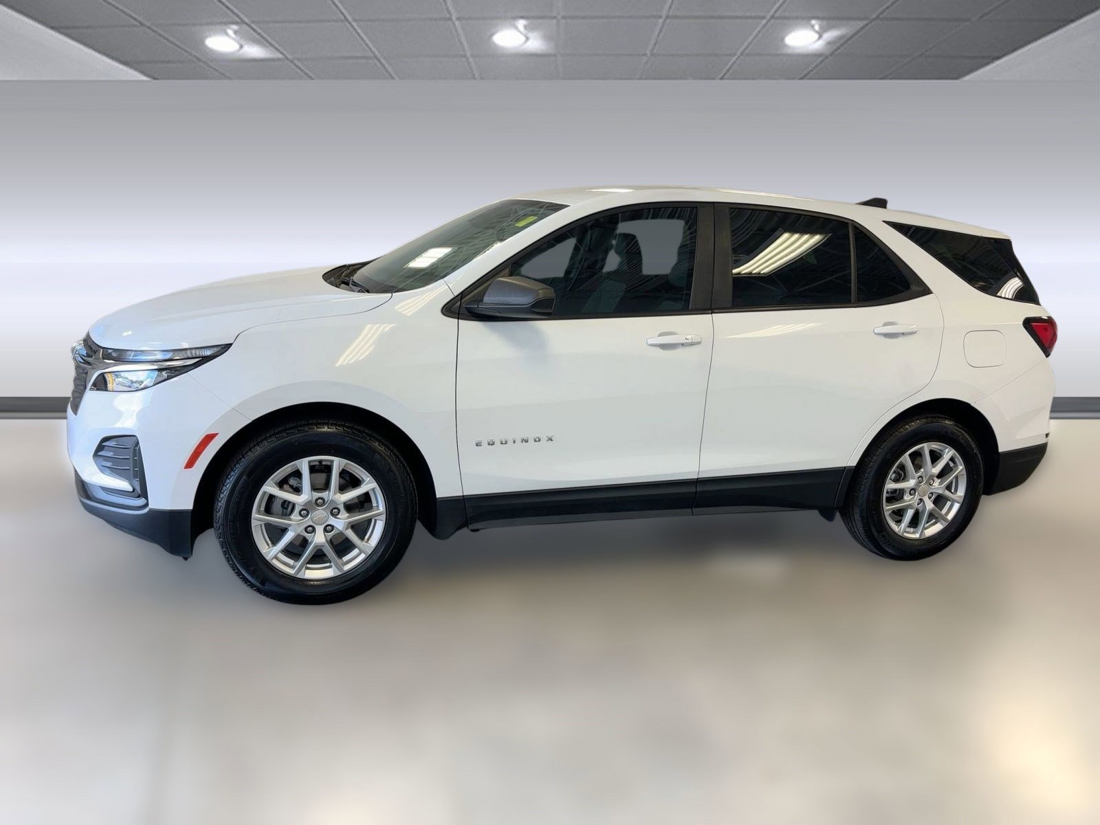 2022 Chevrolet Equinox LS photo 2