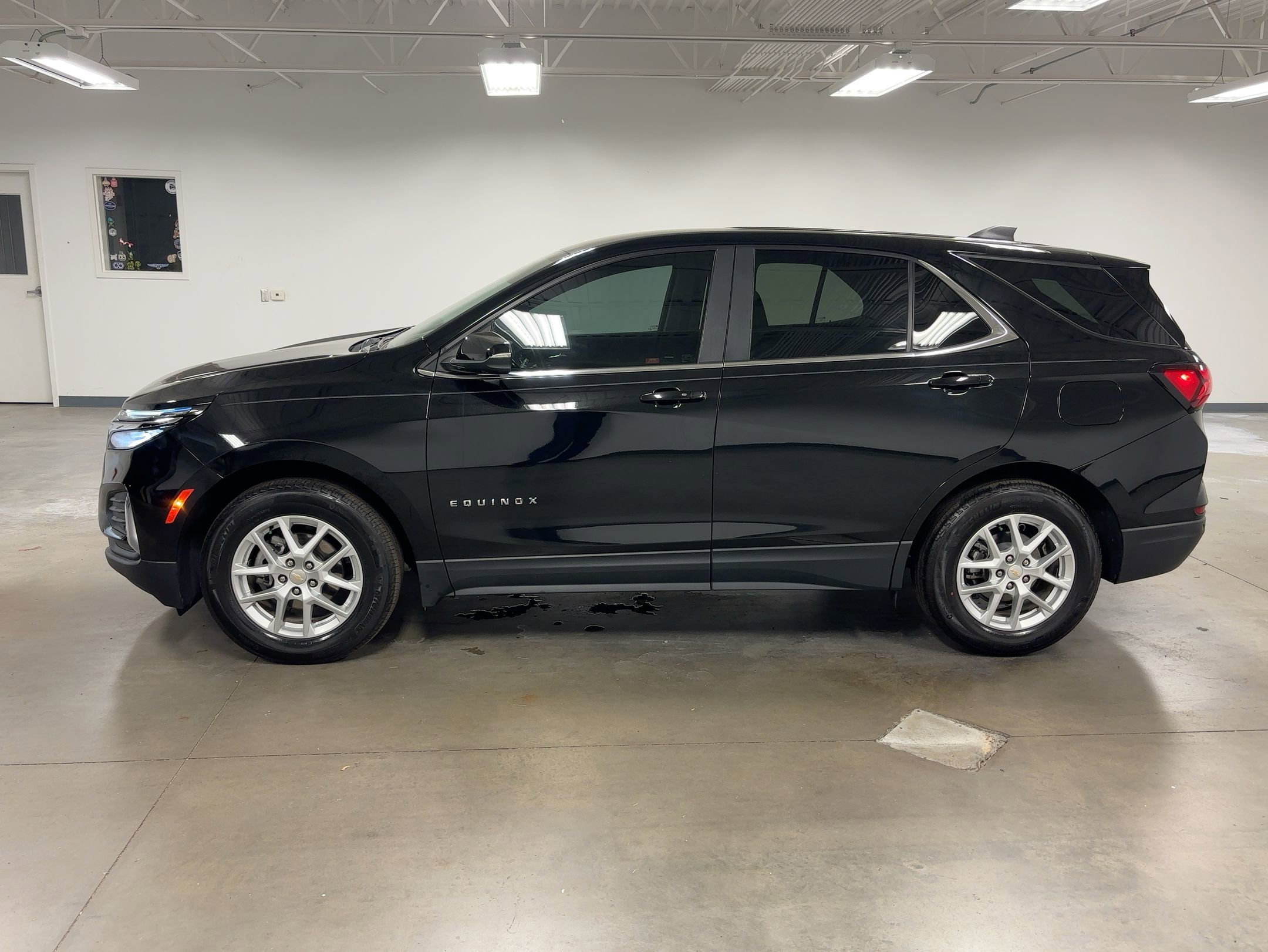 2023 Chevrolet Equinox LT photo 2